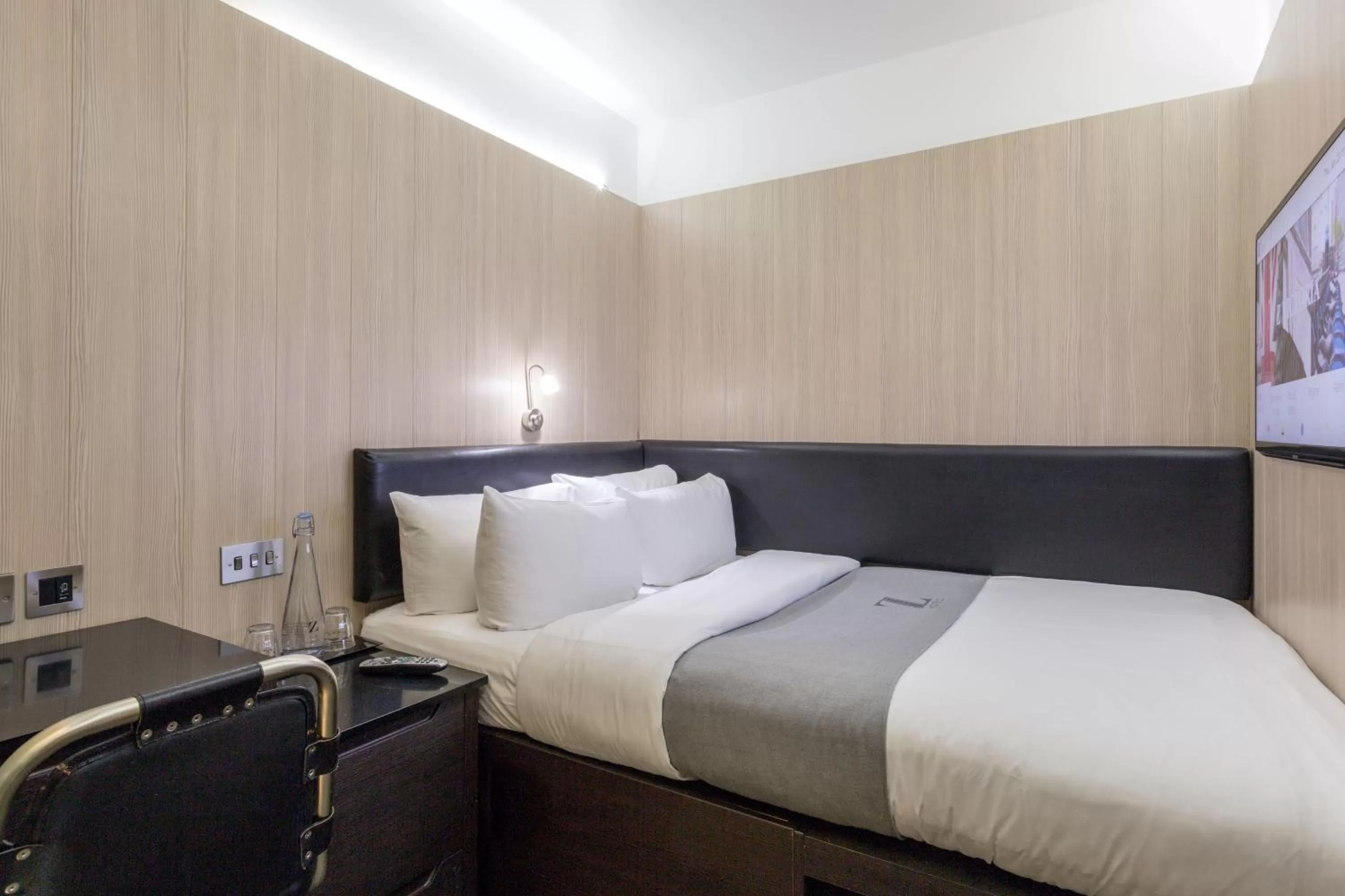 Bed in The Z Hotel Victoria