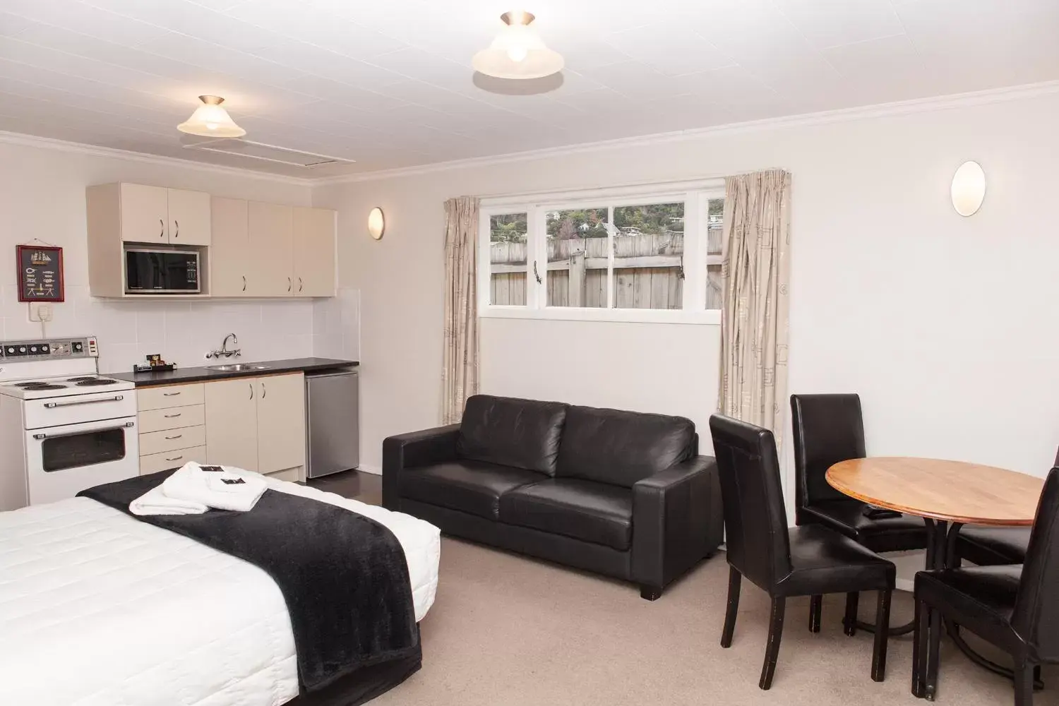 Bed, Seating Area in Picton Accommodation Gateway Motel