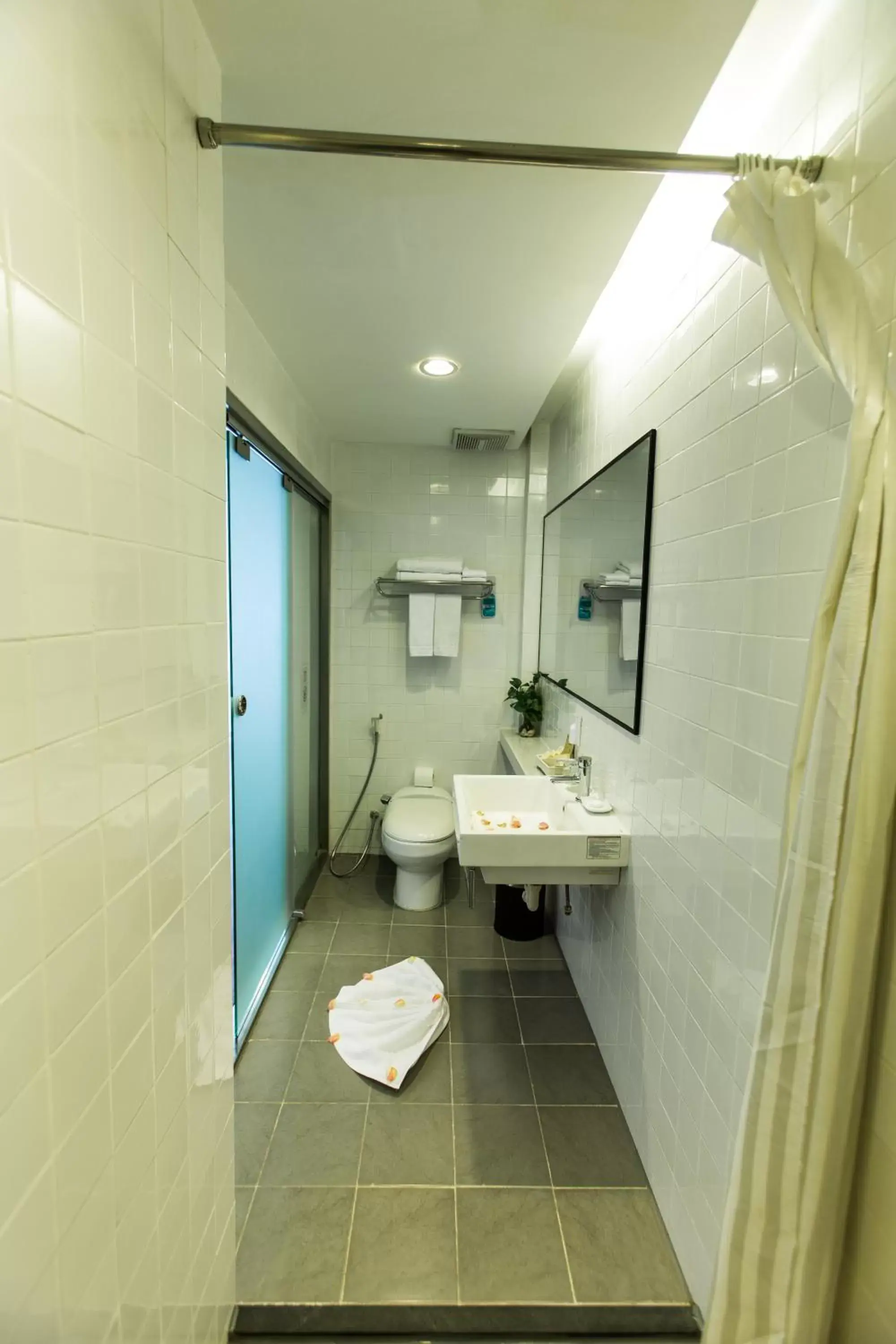 Bathroom in The Alcove Library Hotel