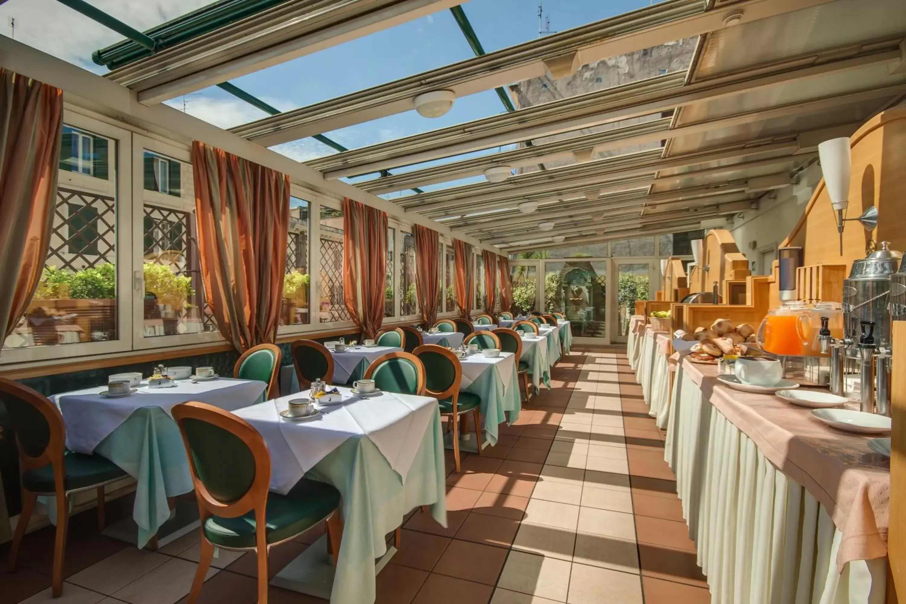 Restaurant/Places to Eat in Hotel Borromeo