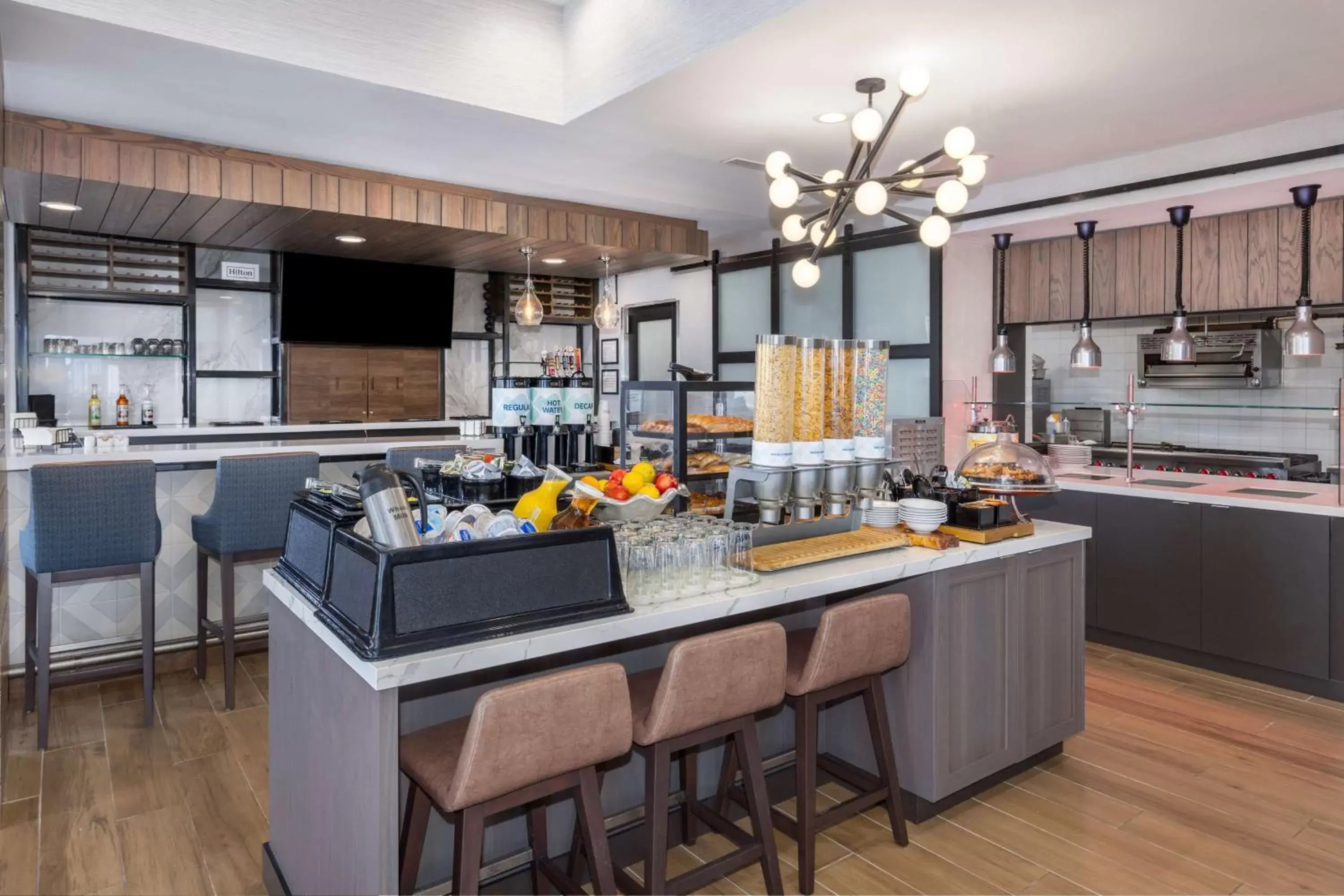 Breakfast, Kitchen/Kitchenette in Hilton Garden Inn Albuquerque/Journal Center