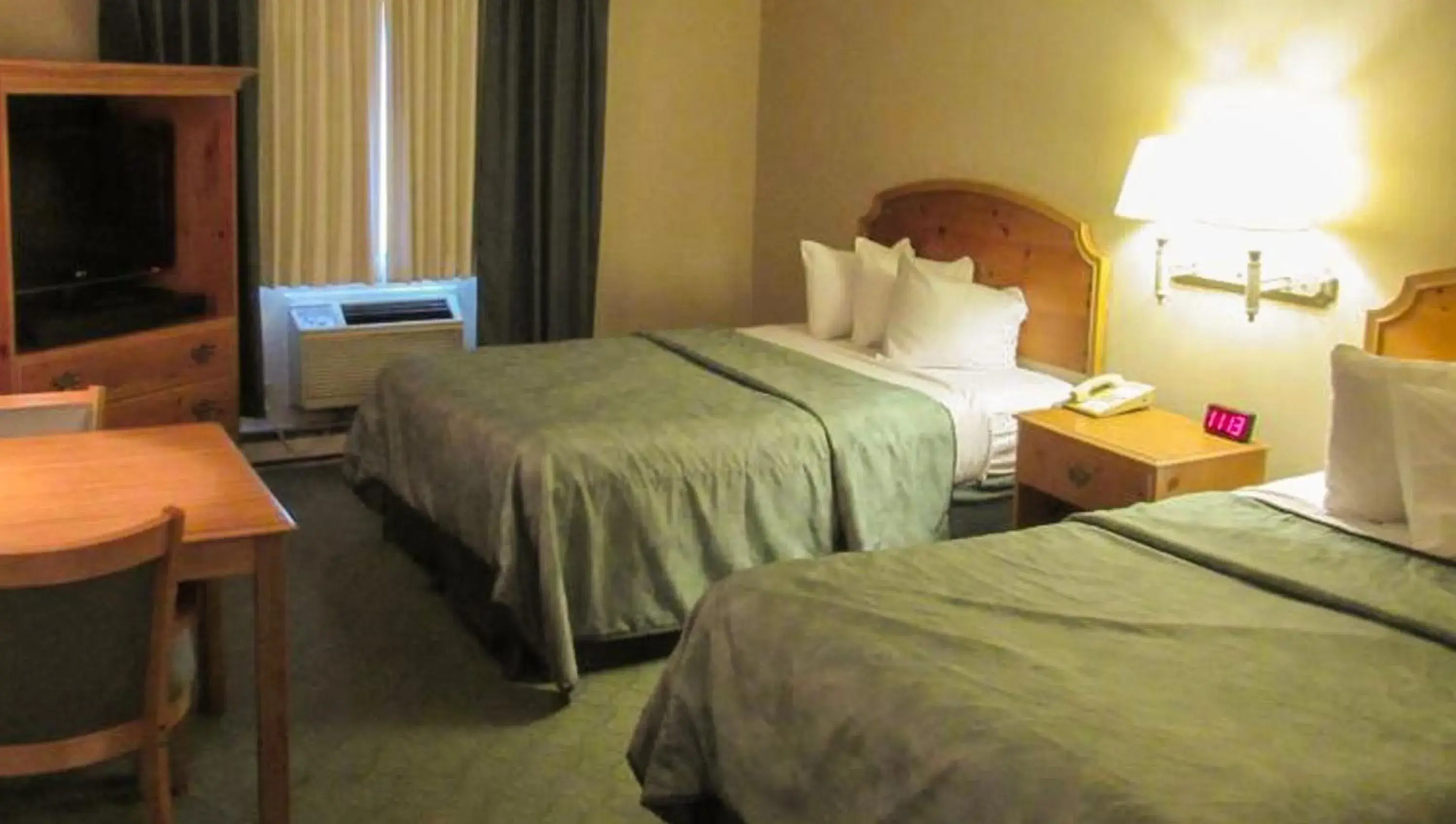 Bedroom, Bed in Magnuson Grand Pioneer Inn And Suites