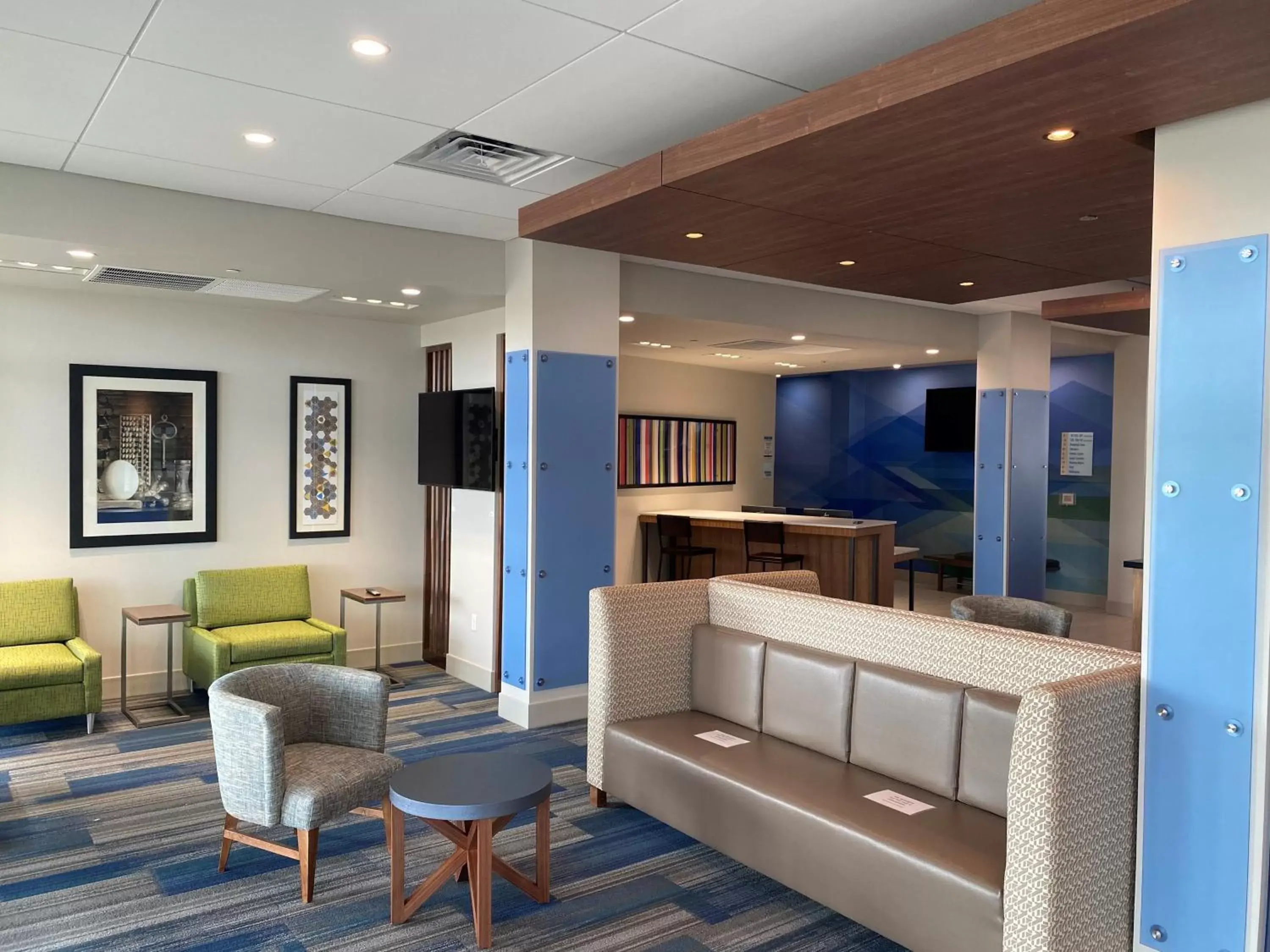 Lobby or reception, Seating Area in Holiday Inn Express & Suites - Madison West - Middleton, an IHG Hotel