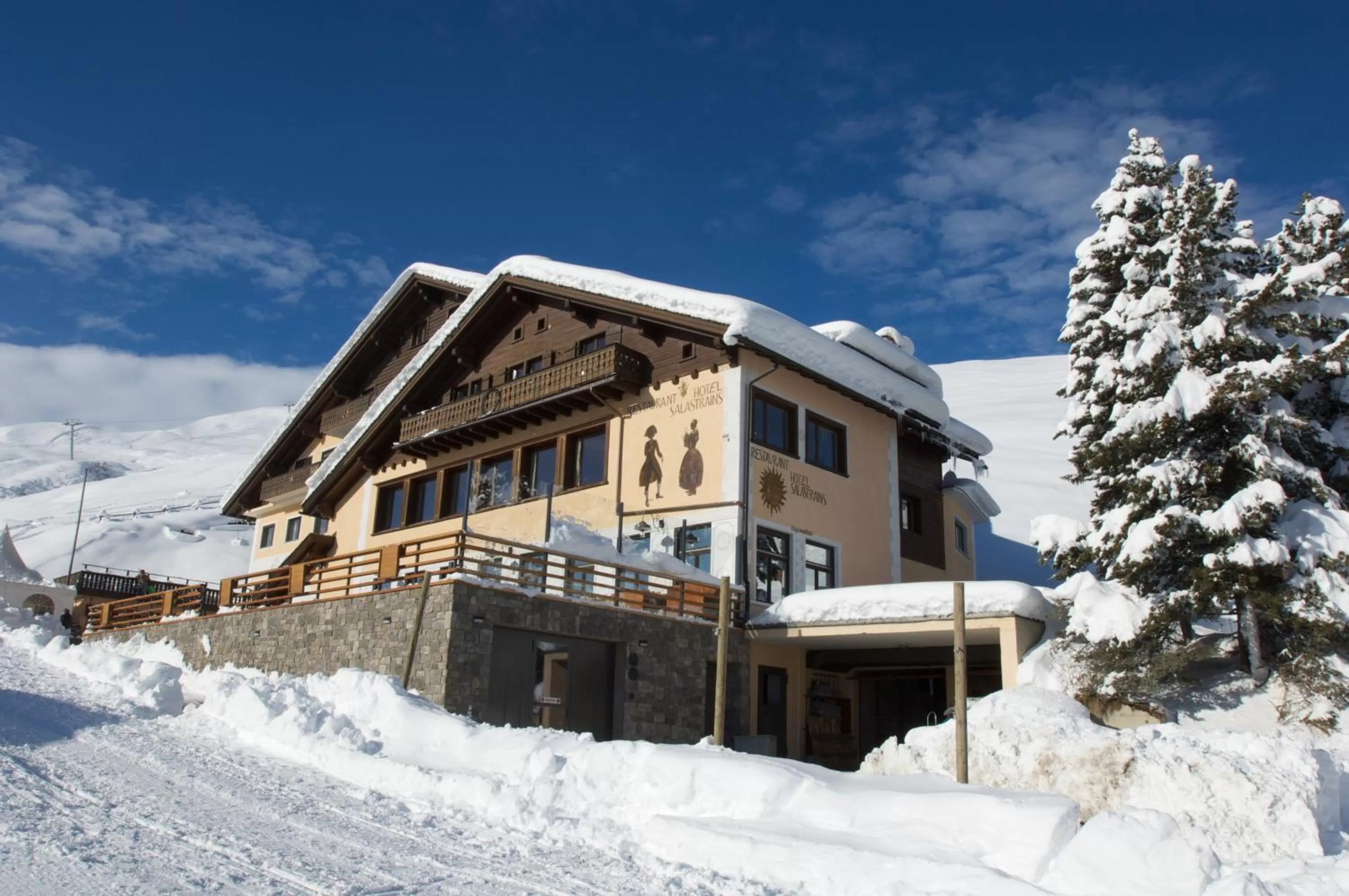 Property building in Hotel Salastrains