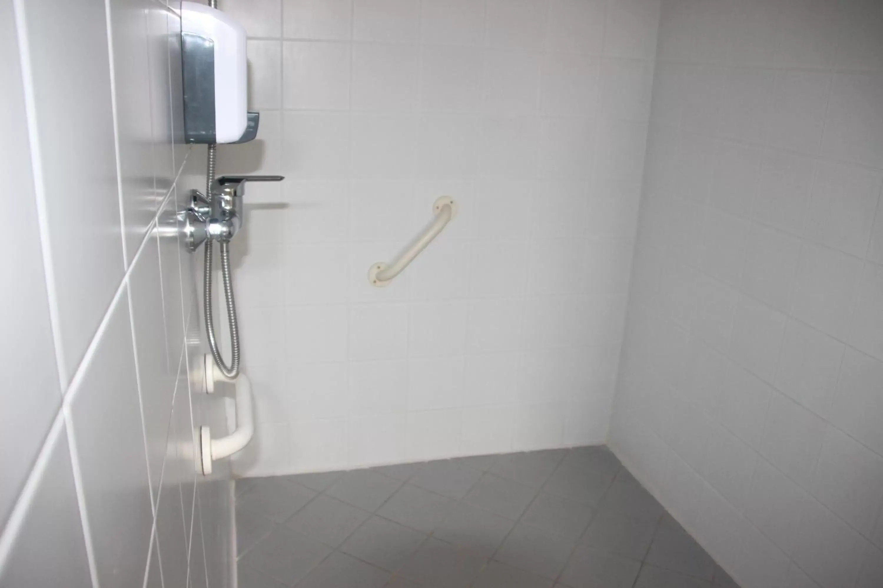 Facility for disabled guests, Bathroom in Hotel Restaurant du Bowling de Millau