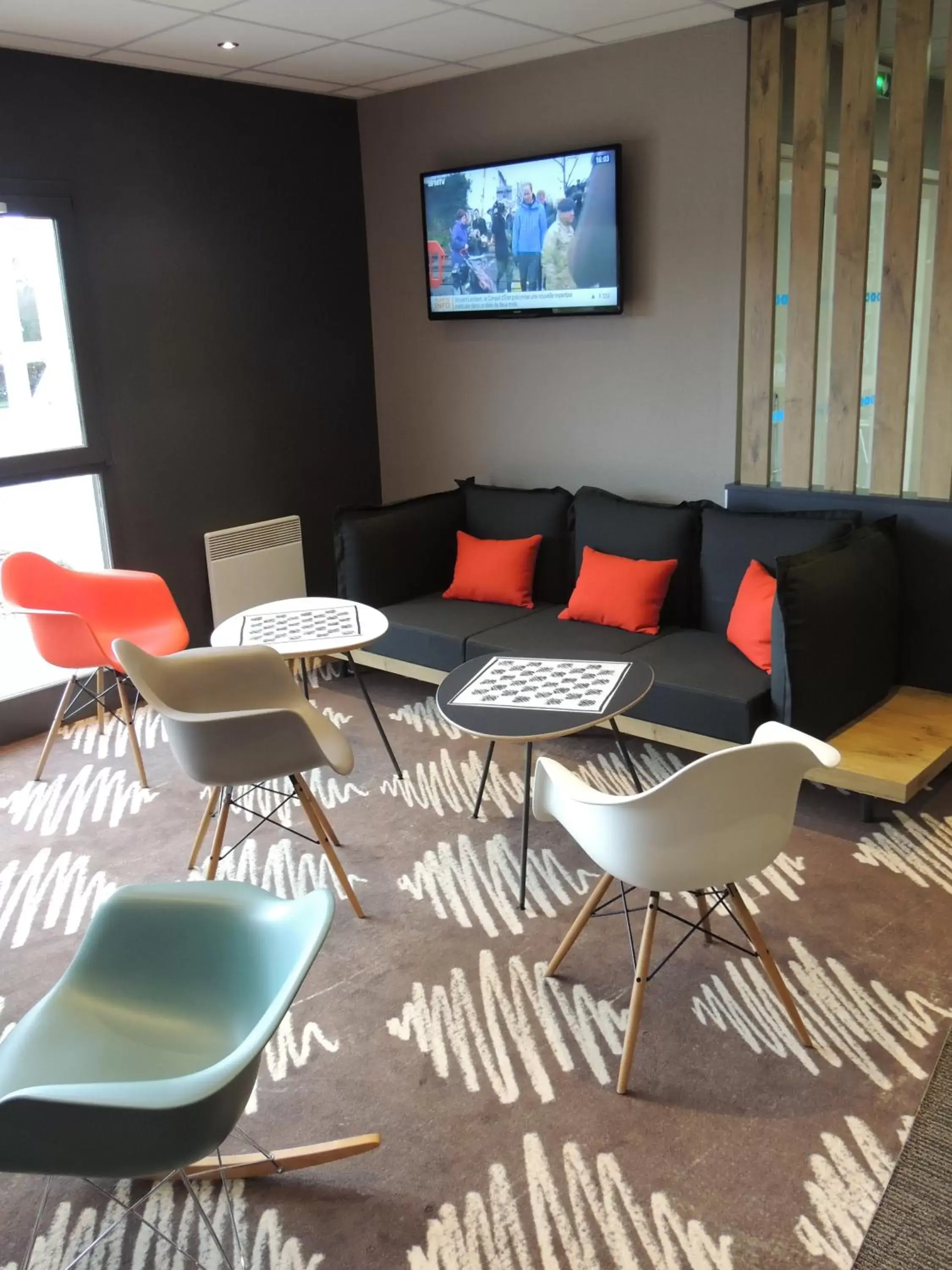 Communal lounge/ TV room in Ibis Auray