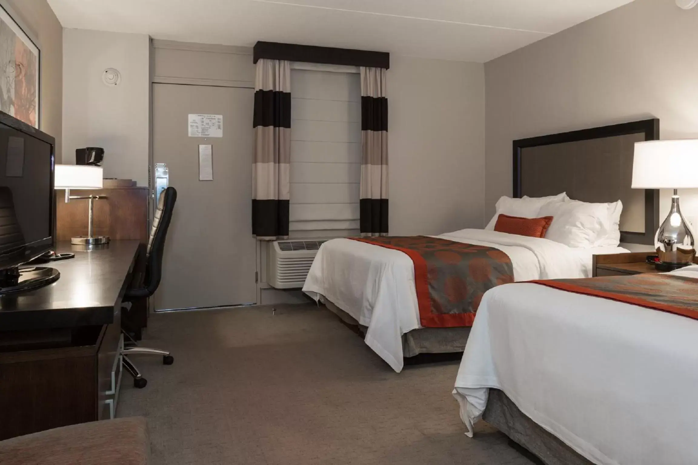TV and multimedia, Bed in Ramada by Wyndham Boston