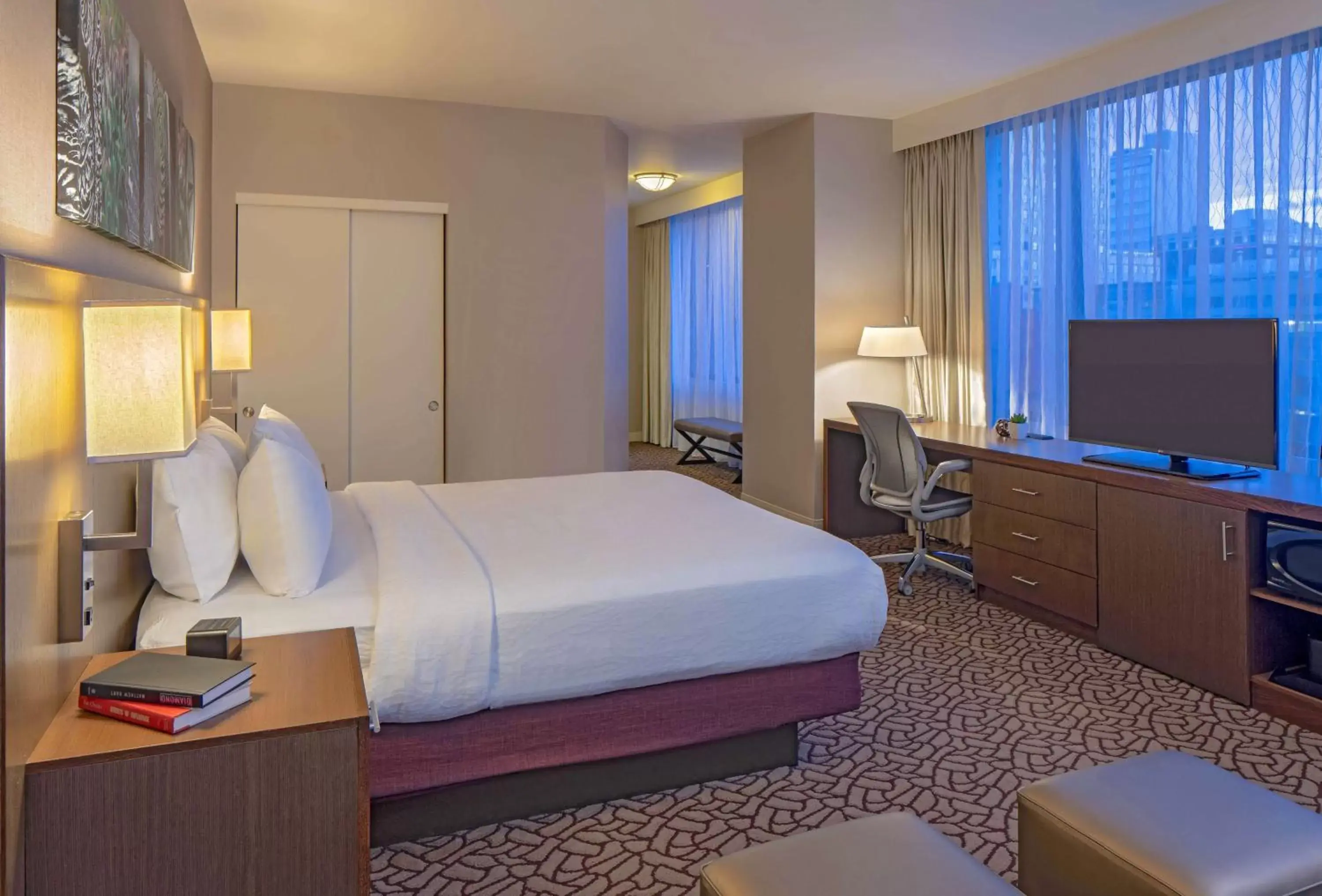 Bedroom, Bed in Hilton Garden Inn Downtown Dallas