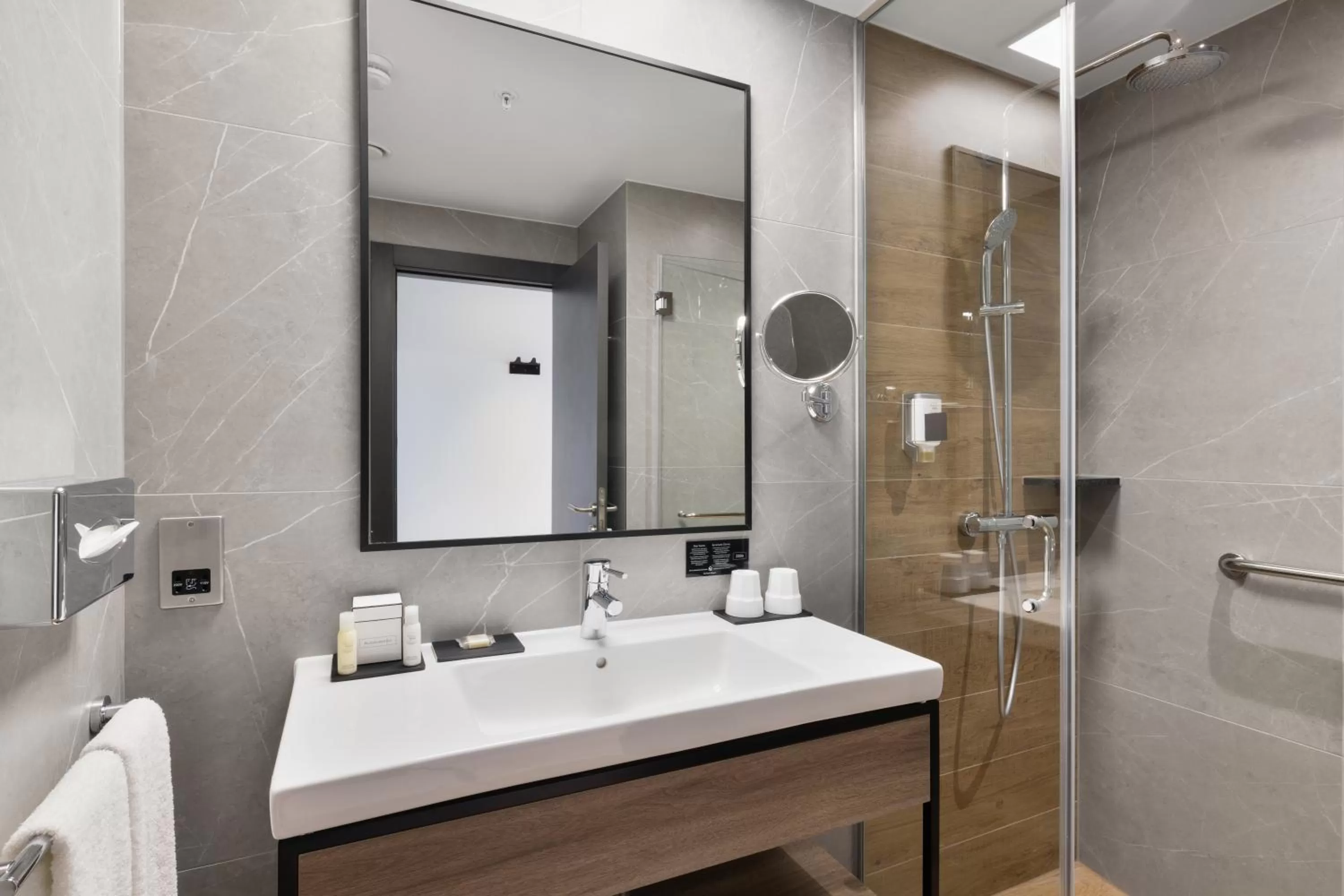 Bathroom in Riu Plaza London Victoria