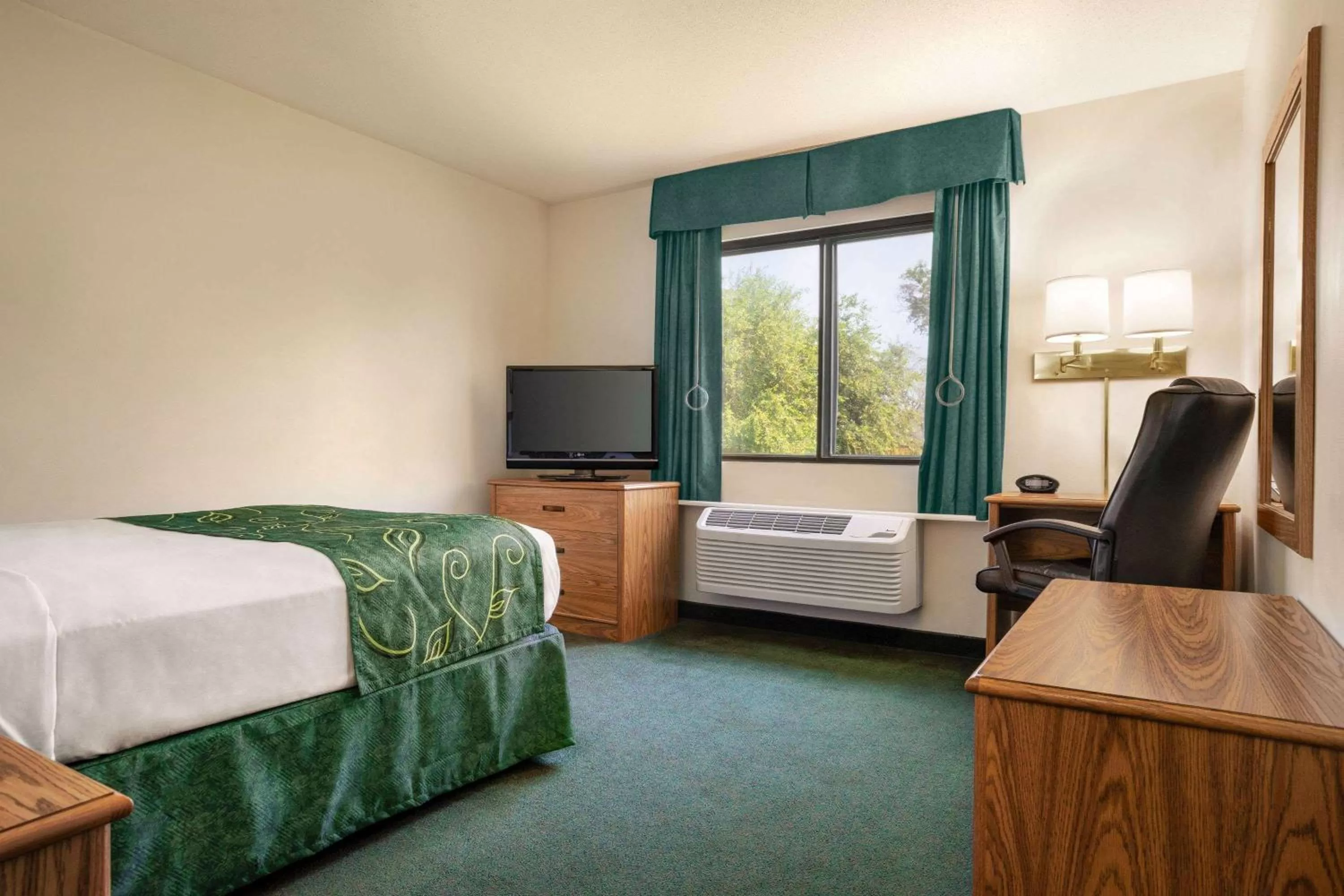 Photo of the whole room, Bed in Travelodge by Wyndham Morrill