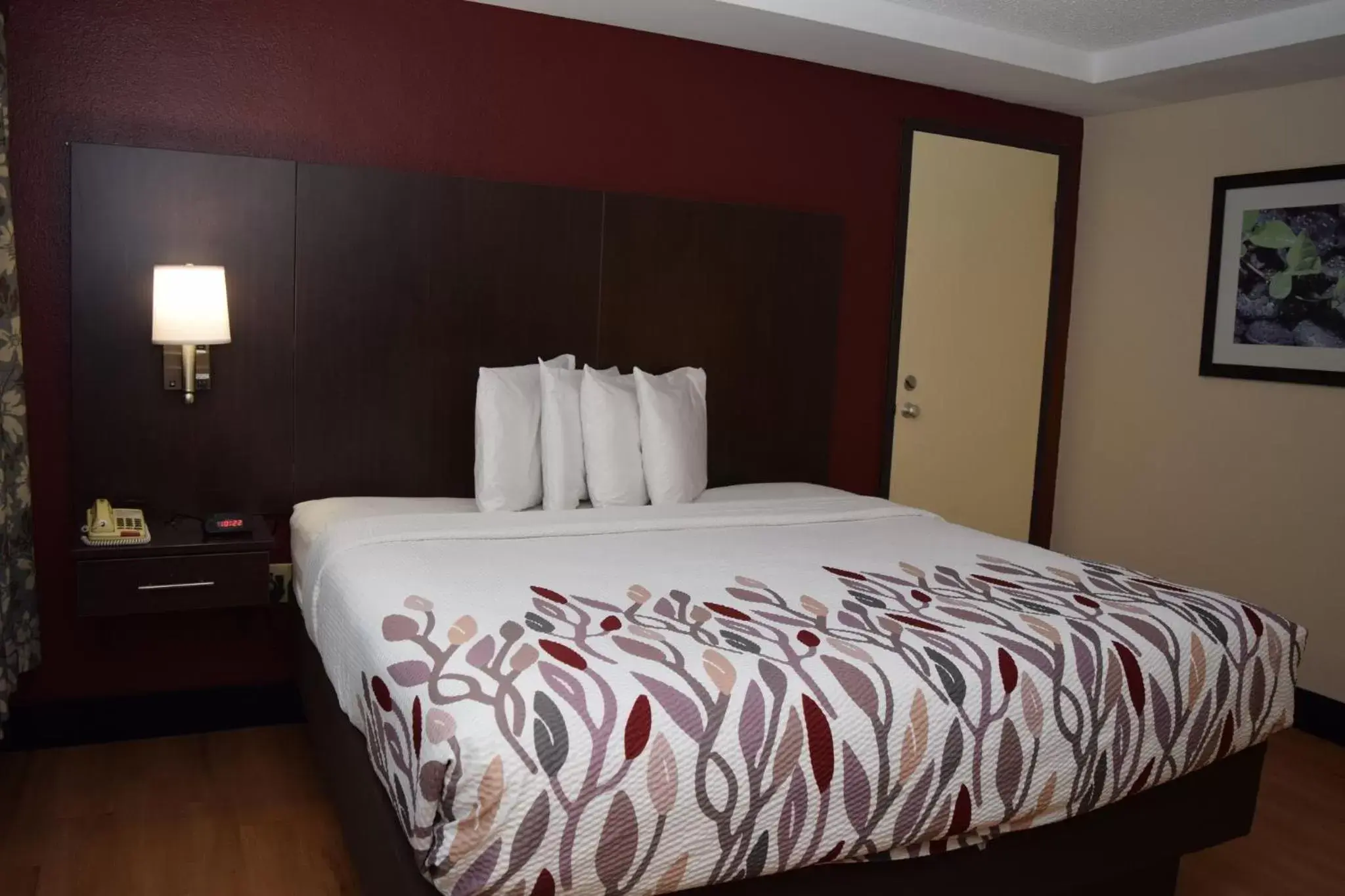 Bedroom, Bed in Red Roof Inn Batavia Bedroom, Bed in Red Roof Inn Batavia