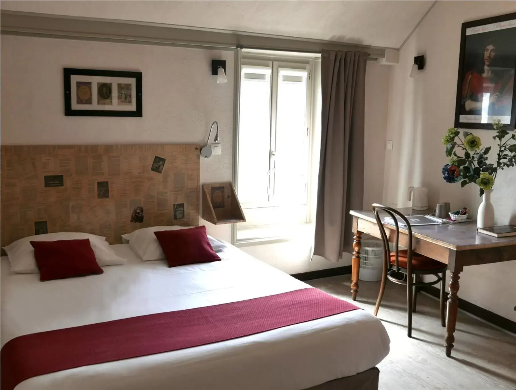 Photo of the whole room, Bed in Hôtel Mille et une Feuilles