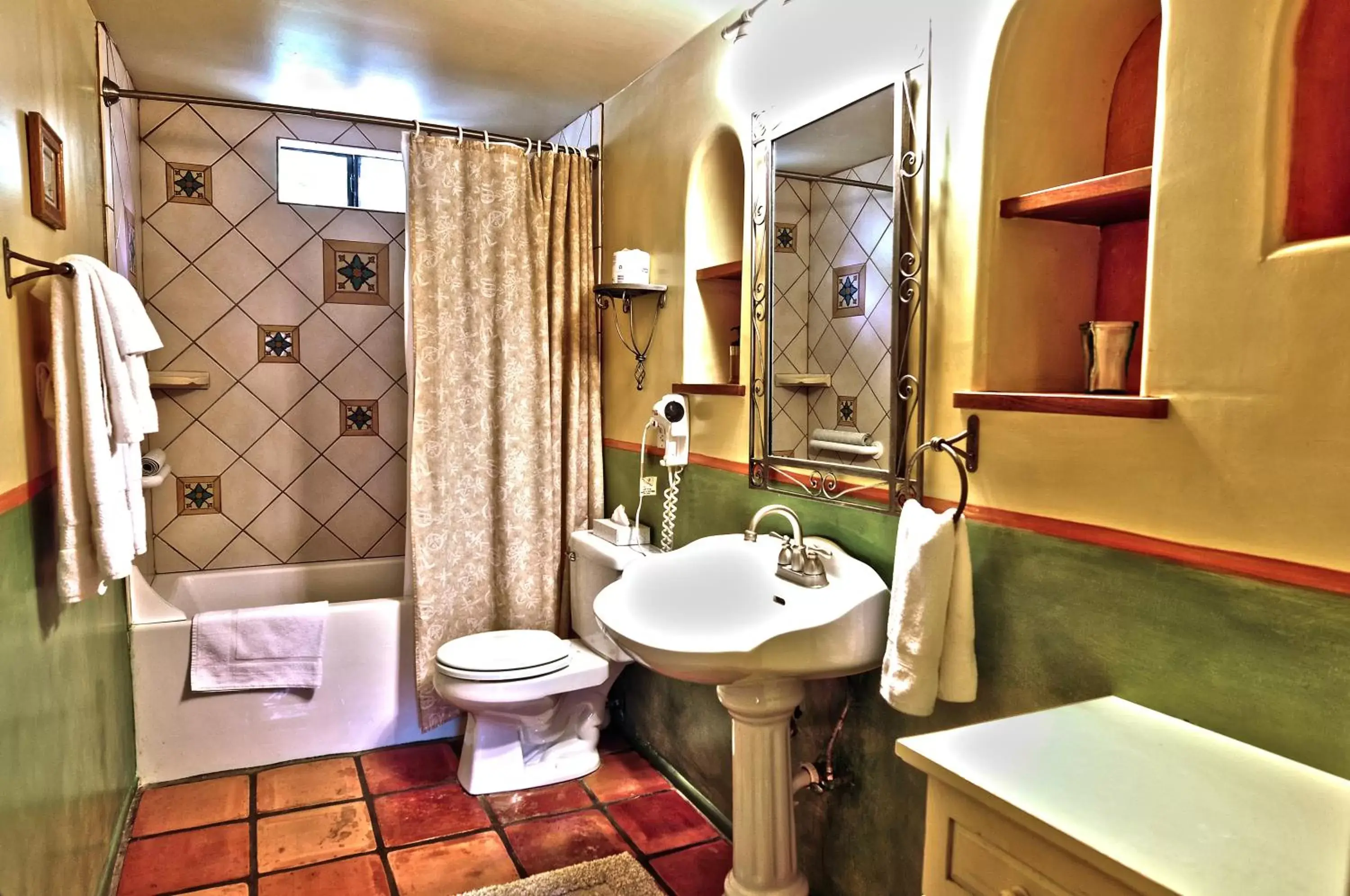 Shower, Bathroom in Blue Iguana Inn