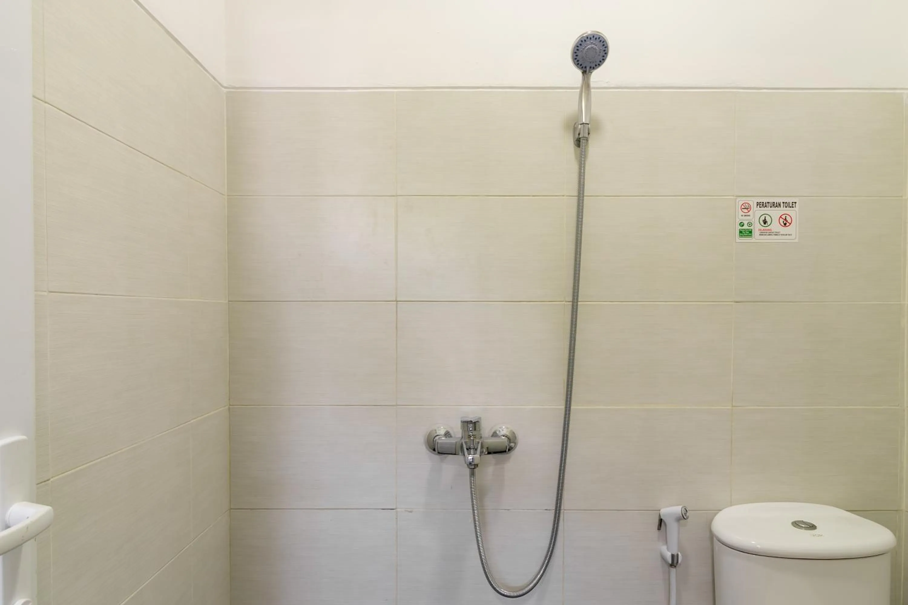 Bathroom in RedDoorz near Plaza Atrium Senen