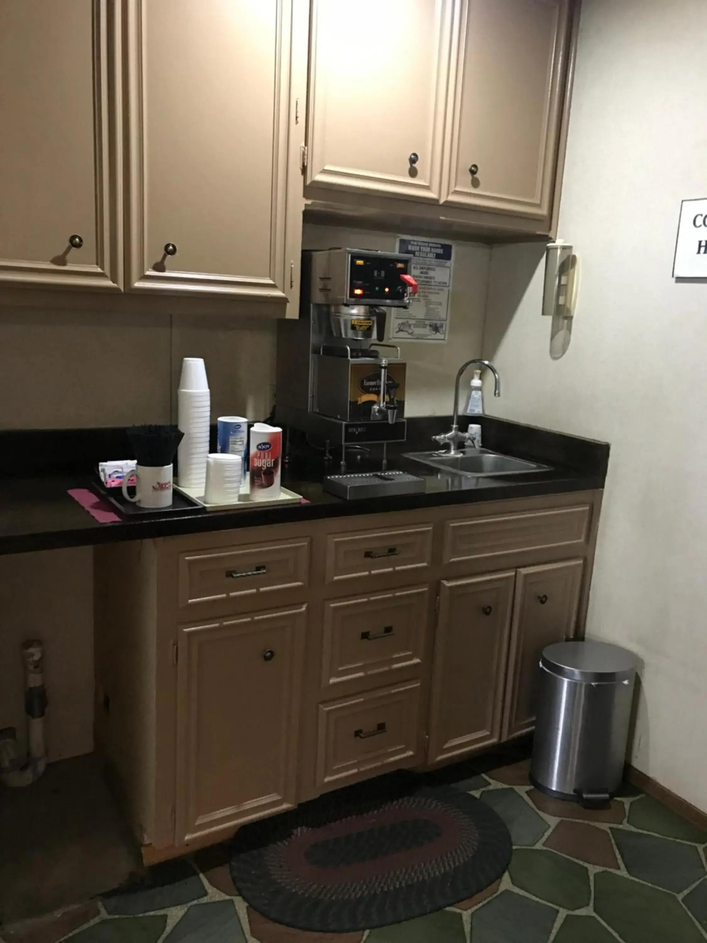 Coffee/Tea Facilities in Heritage House Inn