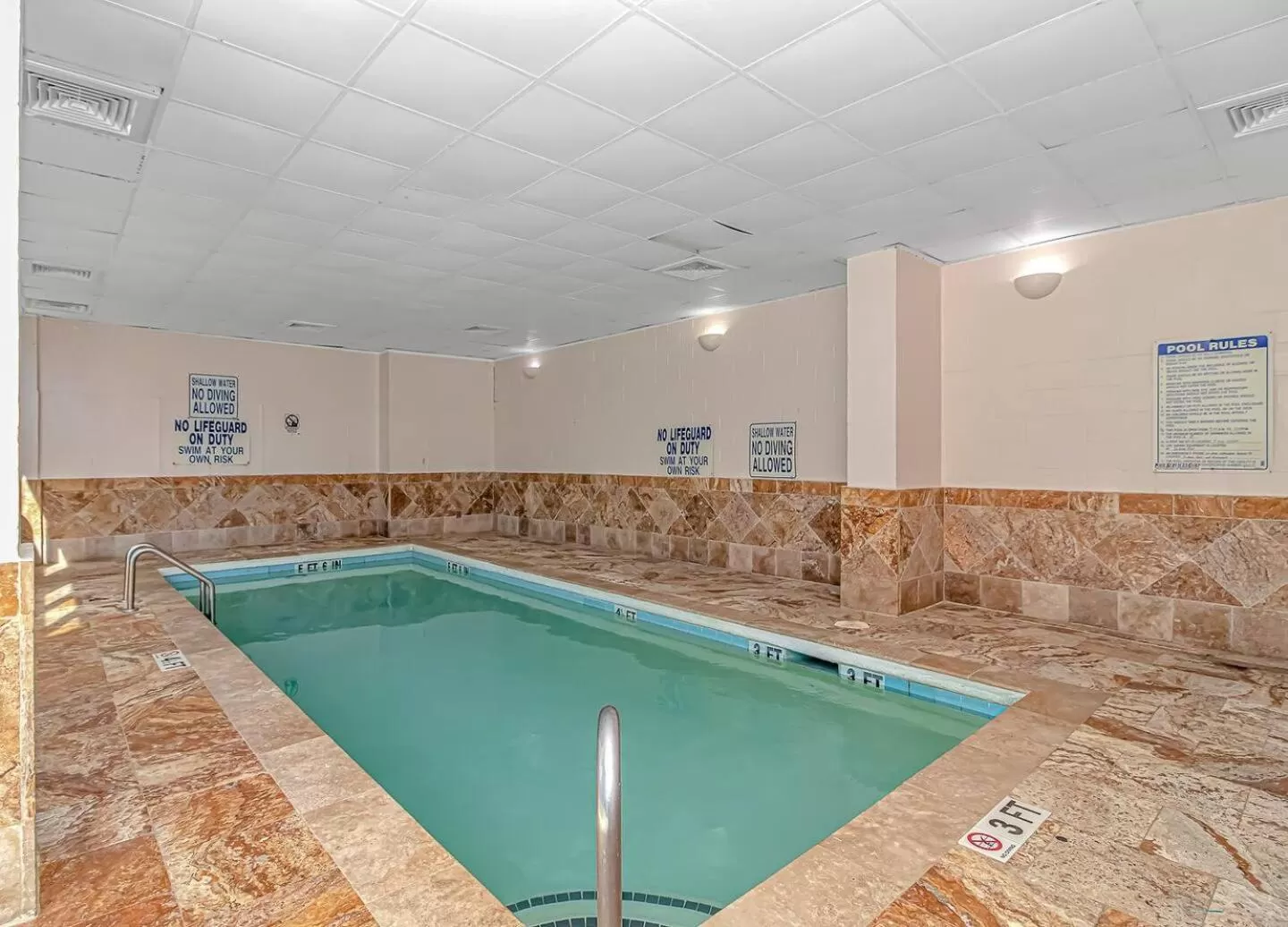 Swimming pool in Sun N Sand Resort