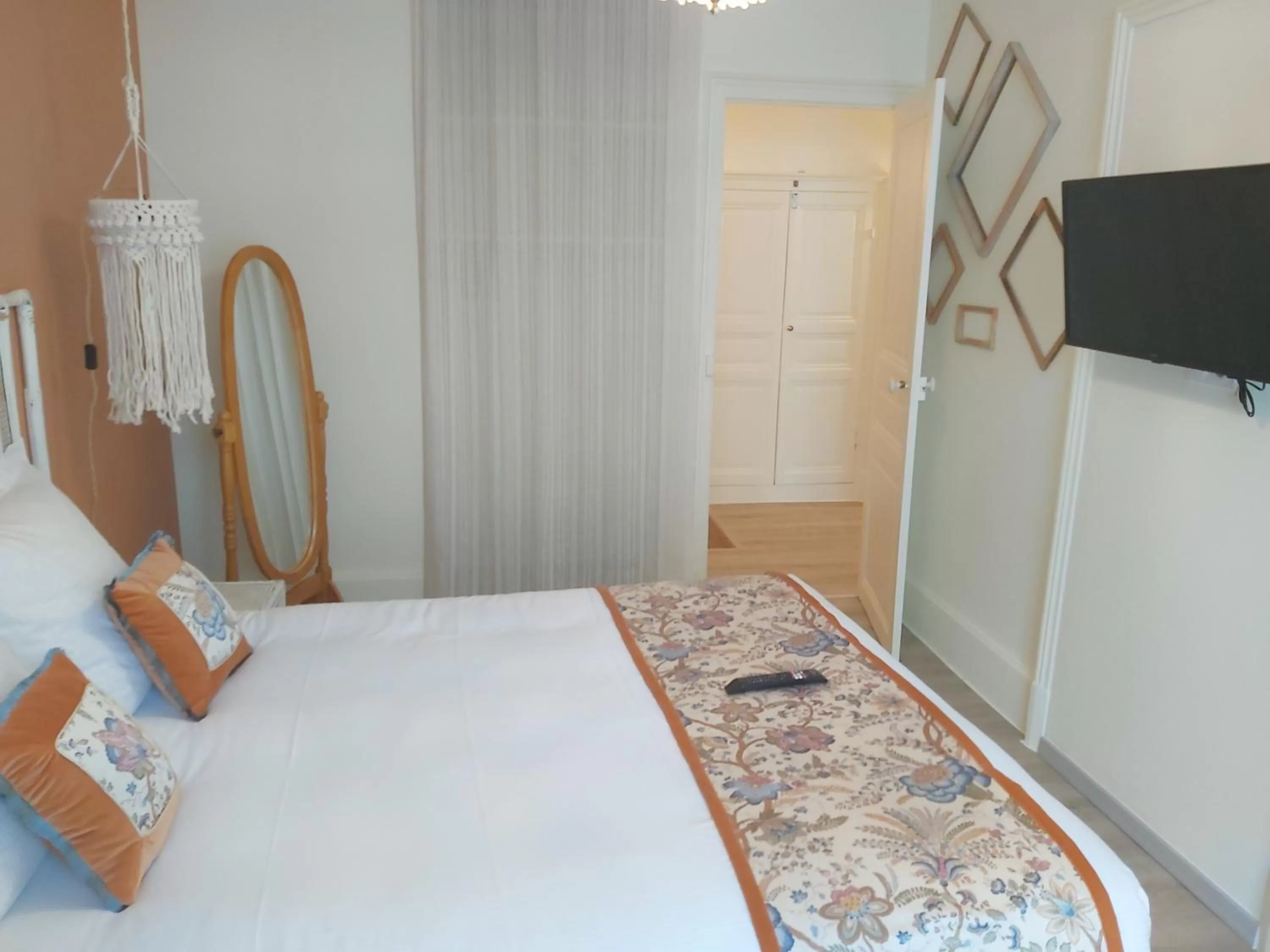 Photo of the whole room, Bed in Vichy Sejour