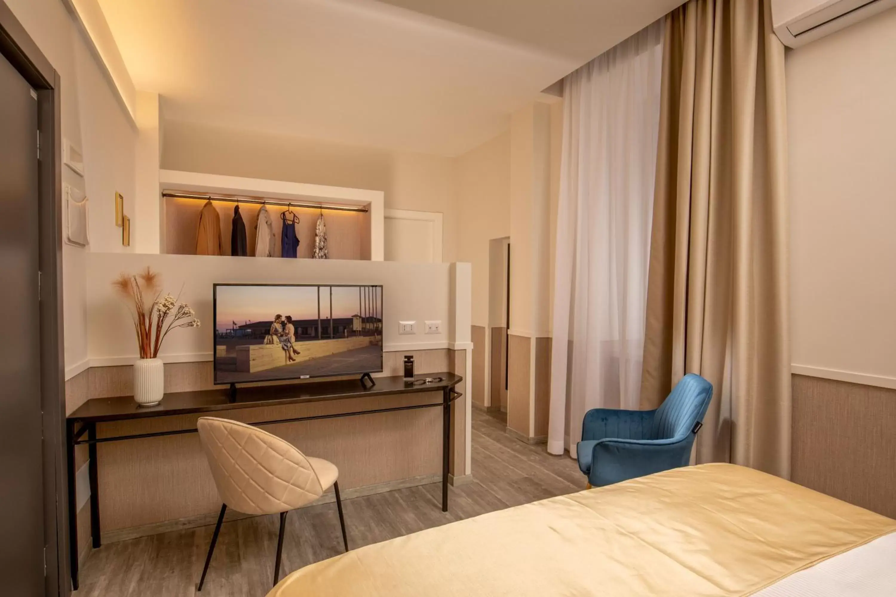 TV and multimedia, TV/Entertainment Center in Sophie Terrace Hotel