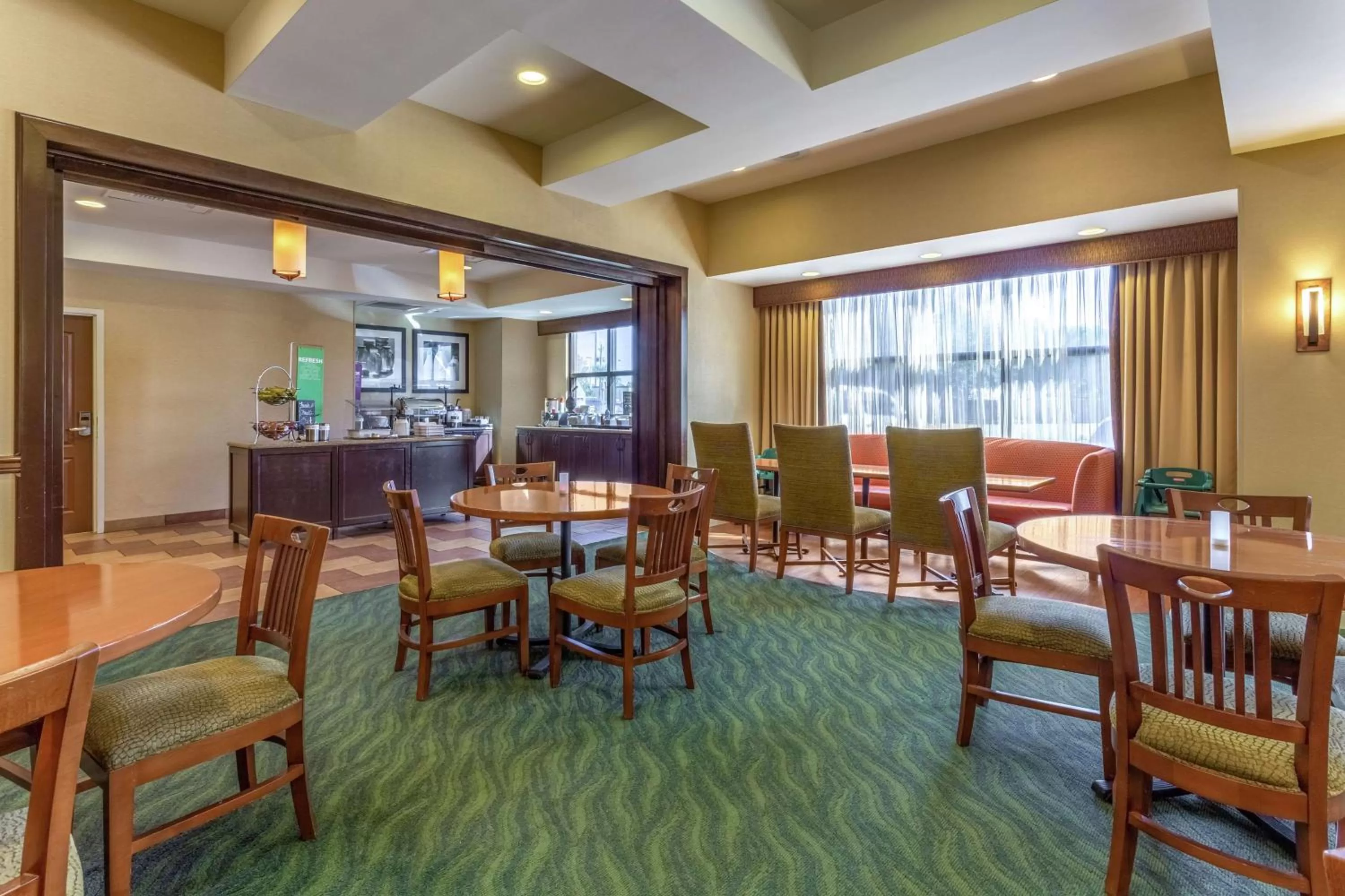 Dining area in Hampton Inn Okeechobee - Lake Okeechobee