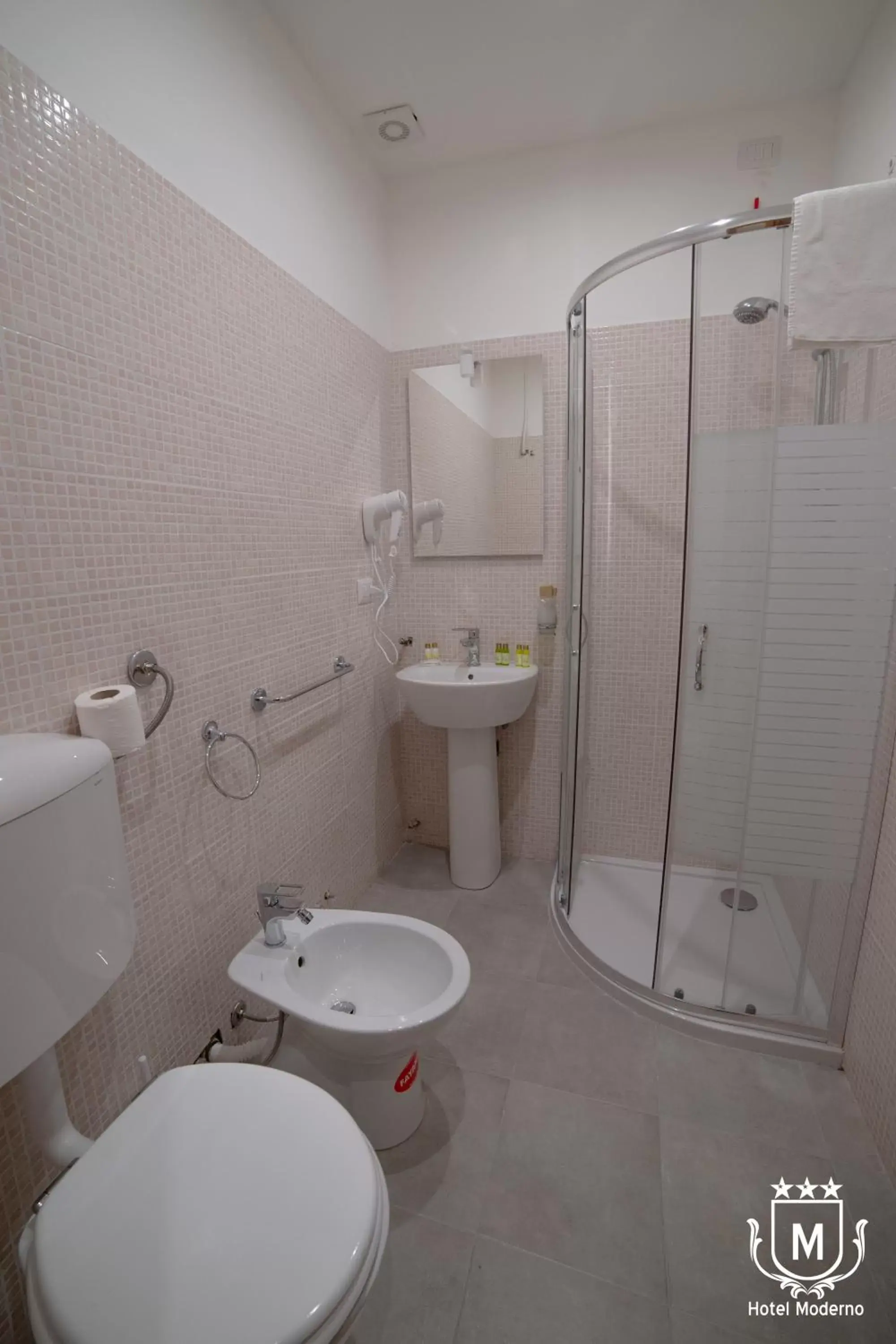 Toilet, Bathroom in Hotel Moderno