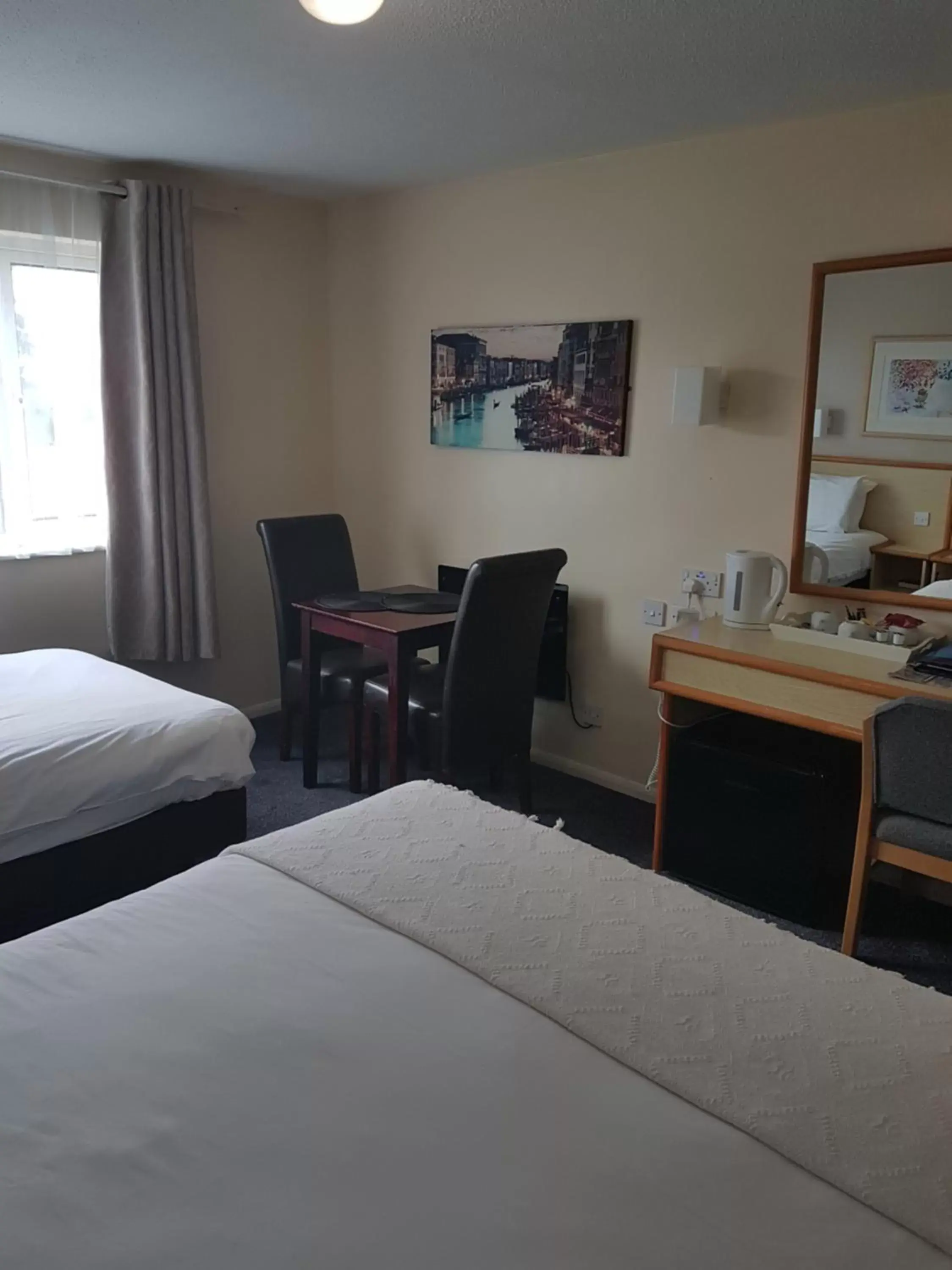 Photo of the whole room, Bed in Travel Plaza Hotel