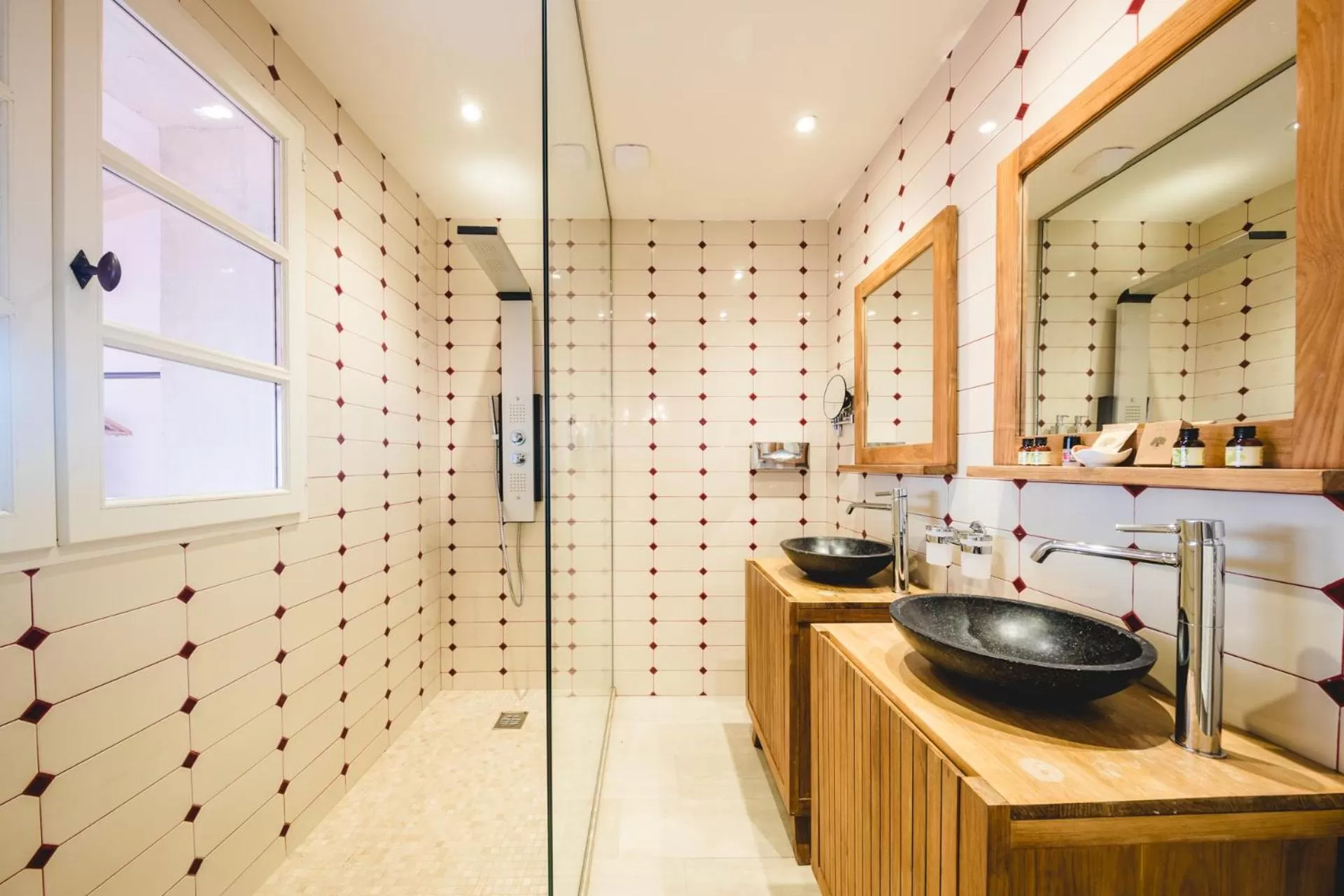Shower, Bathroom in Le Petit Palais D'Aglae