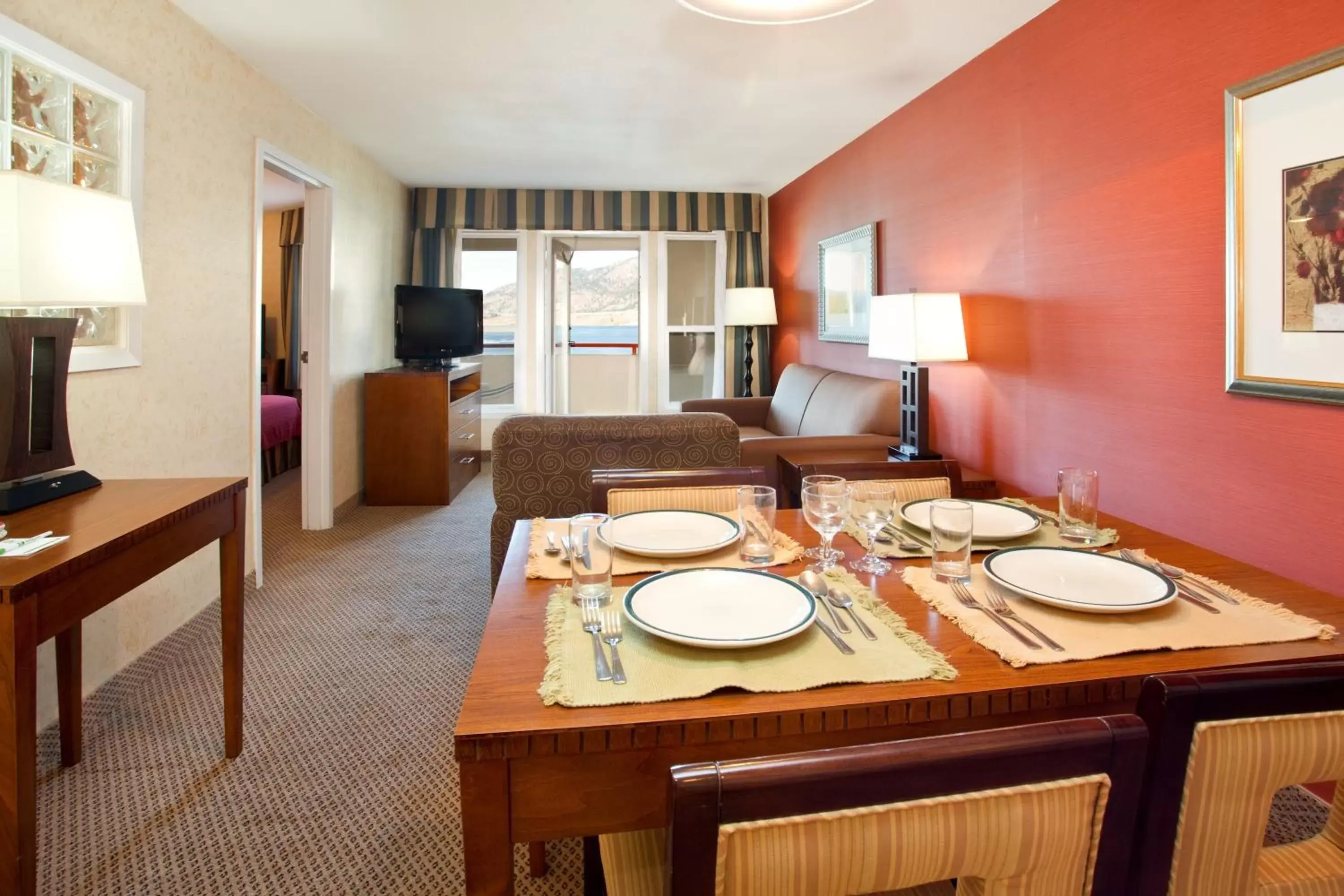 TV and multimedia, Dining Area in Holiday Inn Hotel & Suites Osoyoos, an IHG Hotel