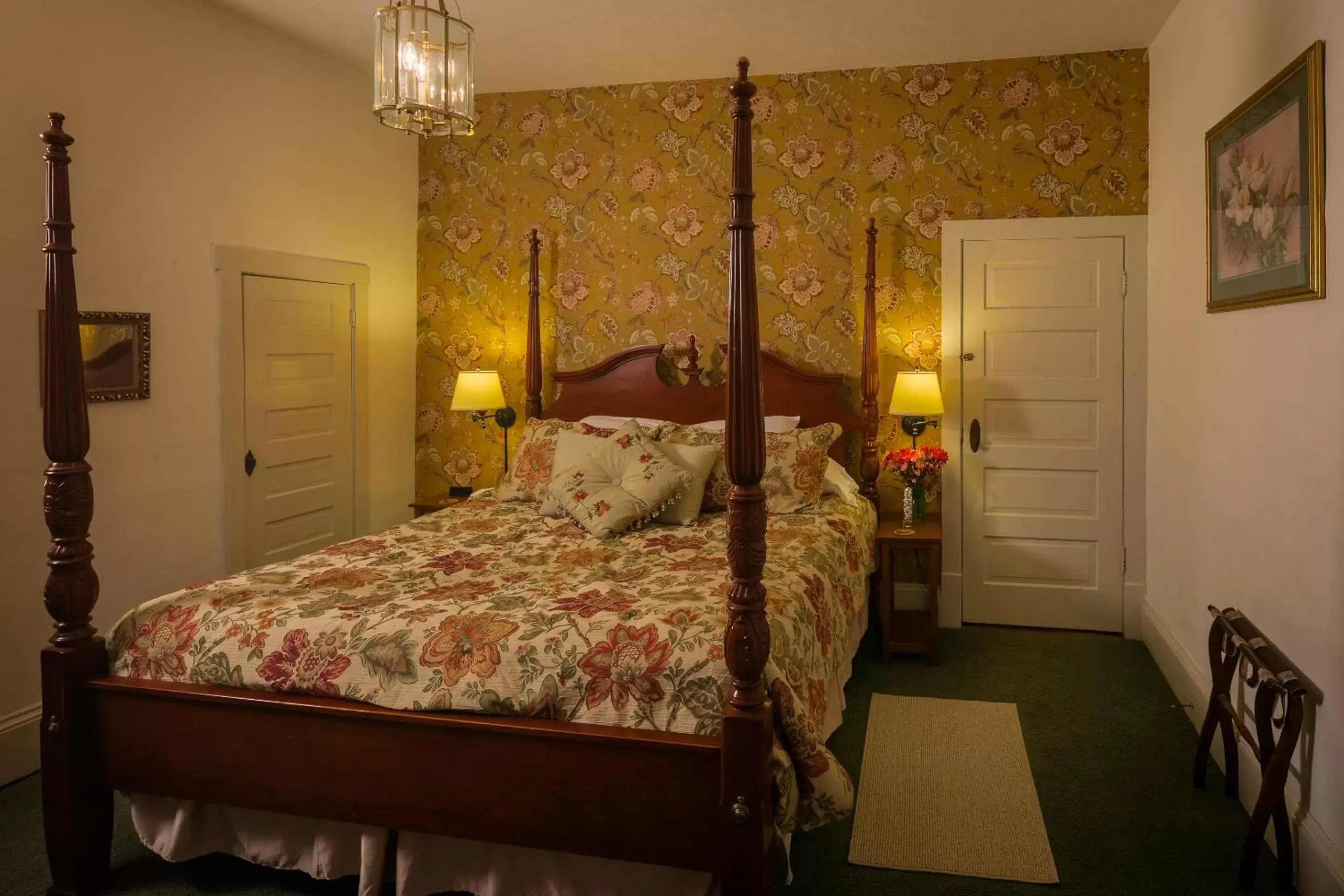 Bed in Taylor House Inn