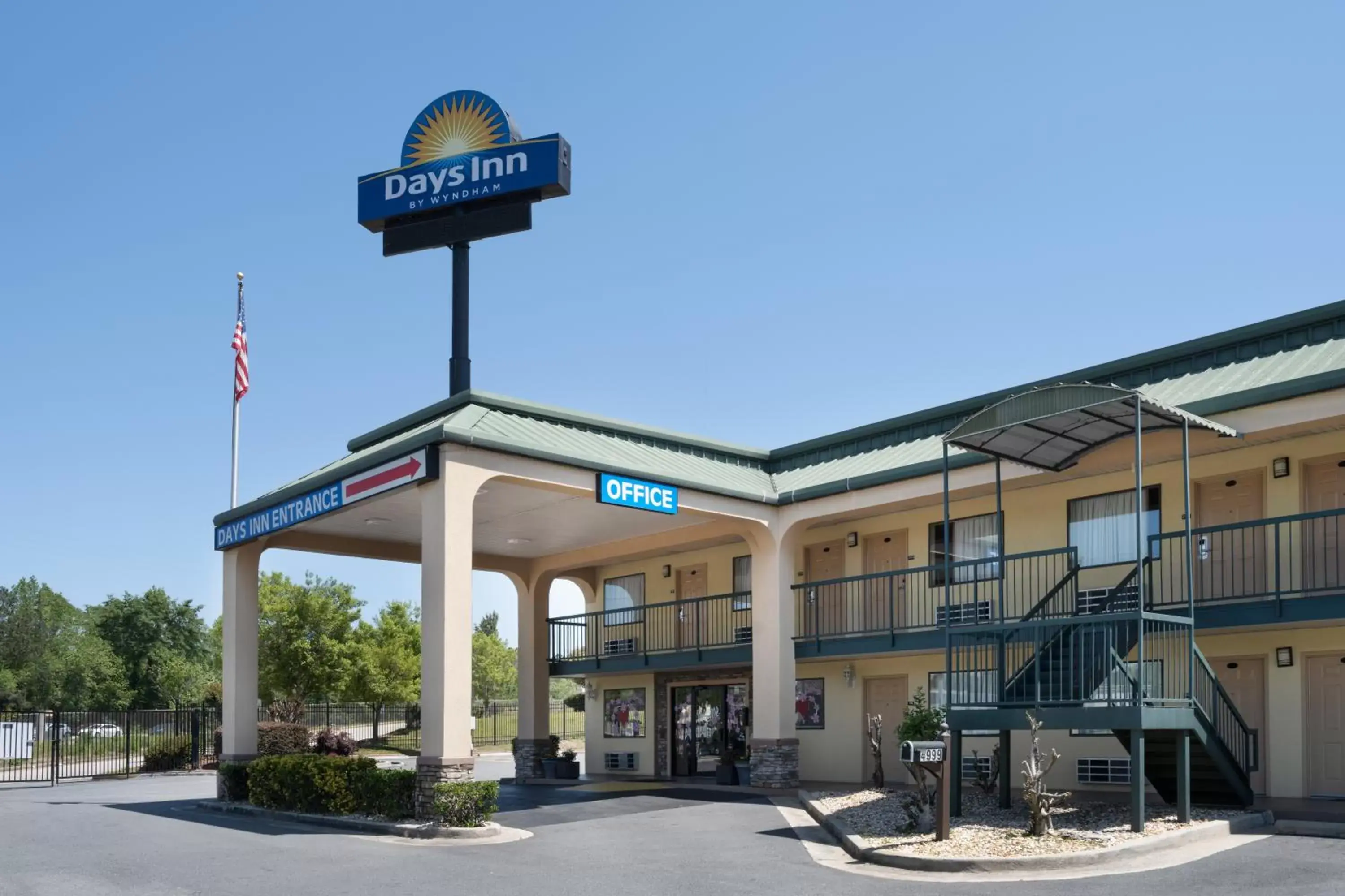 Property building in Days Inn by Wyndham Macon I-475 Property building in Days Inn by Wyndham Macon I-475