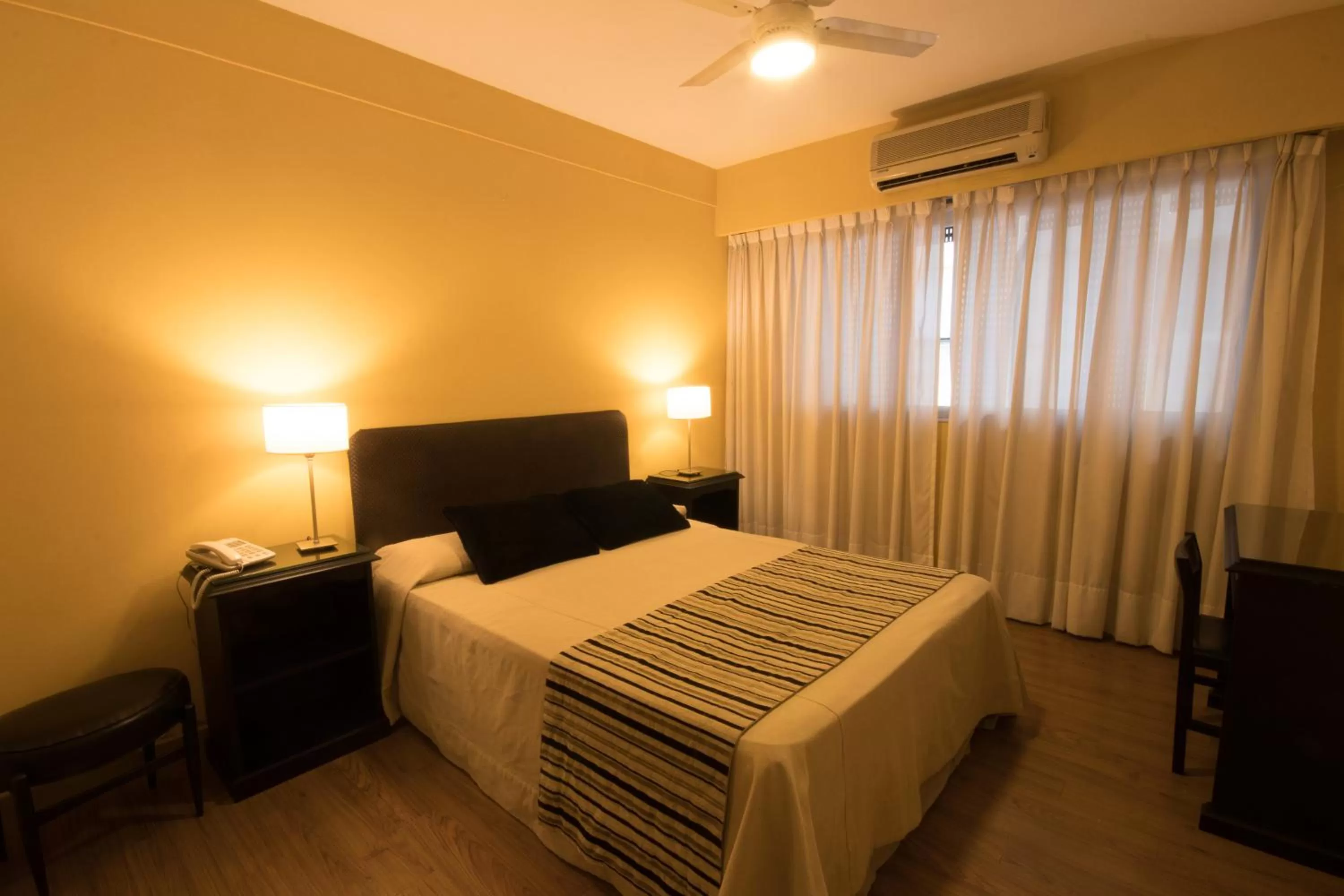 Photo of the whole room, Bed in Gran Hotel Buenos Aires