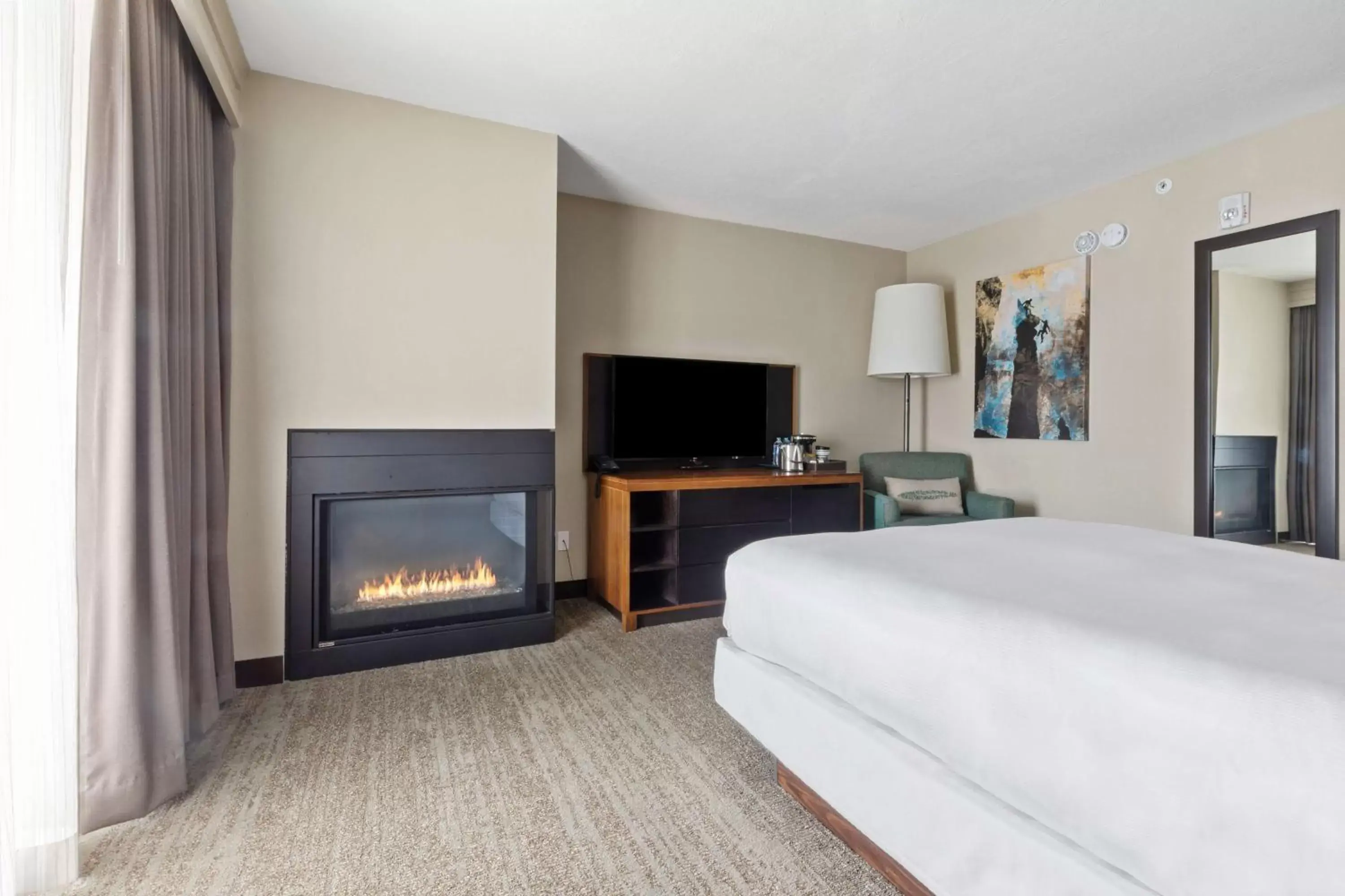 Bed, TV/Entertainment Center in DoubleTree by Hilton Park City - The Yarrow