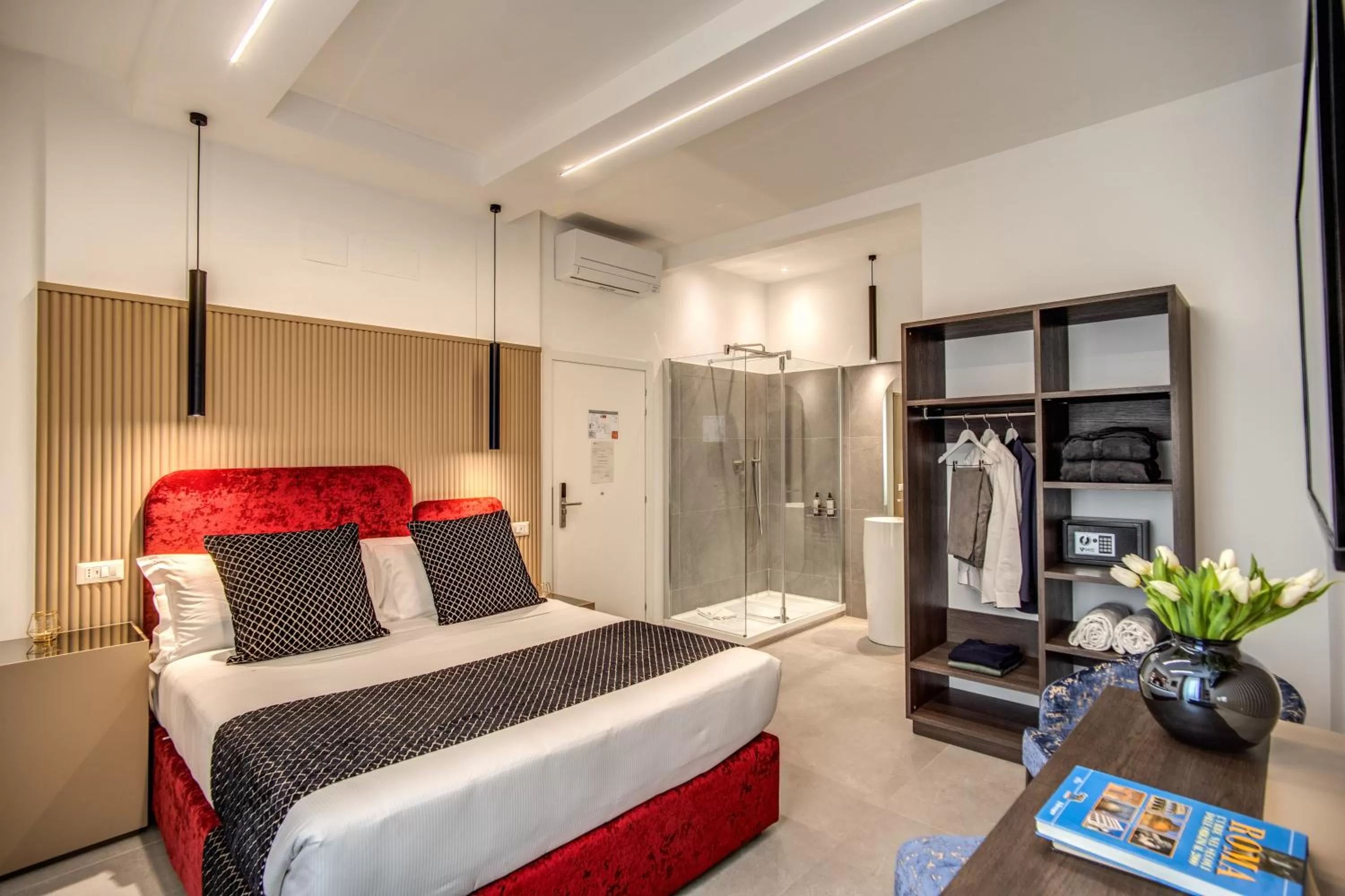 Photo of the whole room, Bed in Little Queen Suite