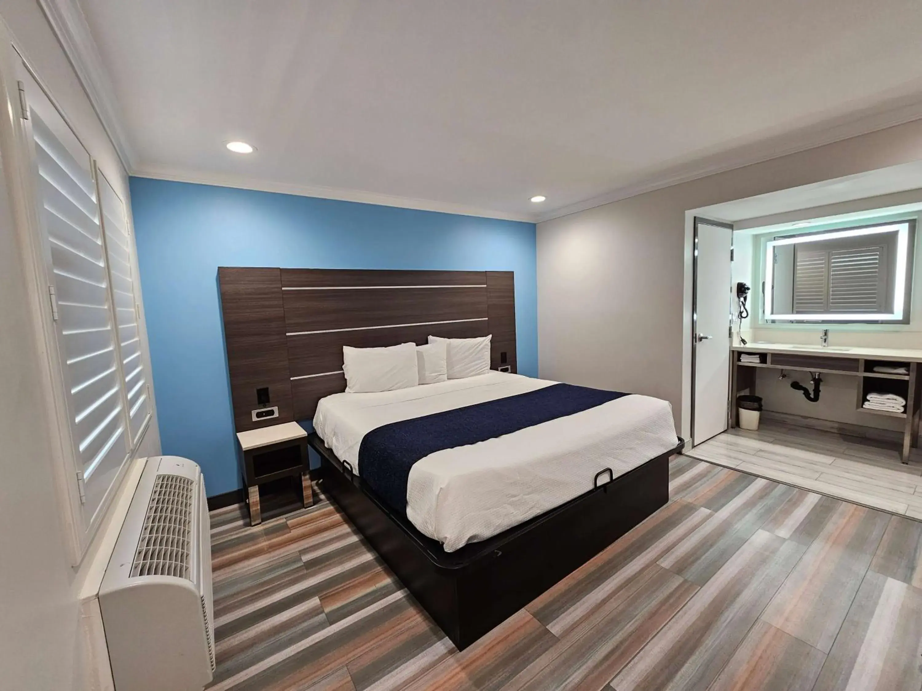 Photo of the whole room, Bed in Travelodge Inn & Suites by Wyndham Fullerton