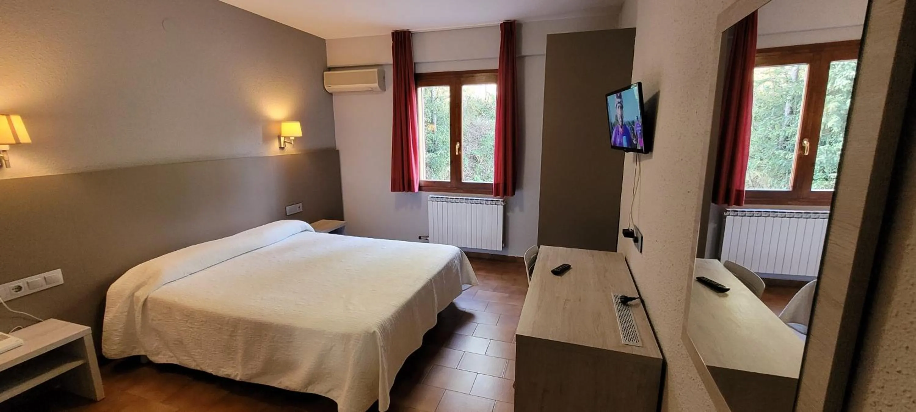 Photo of the whole room, Bed in Hotel Meson de L’Ainsa