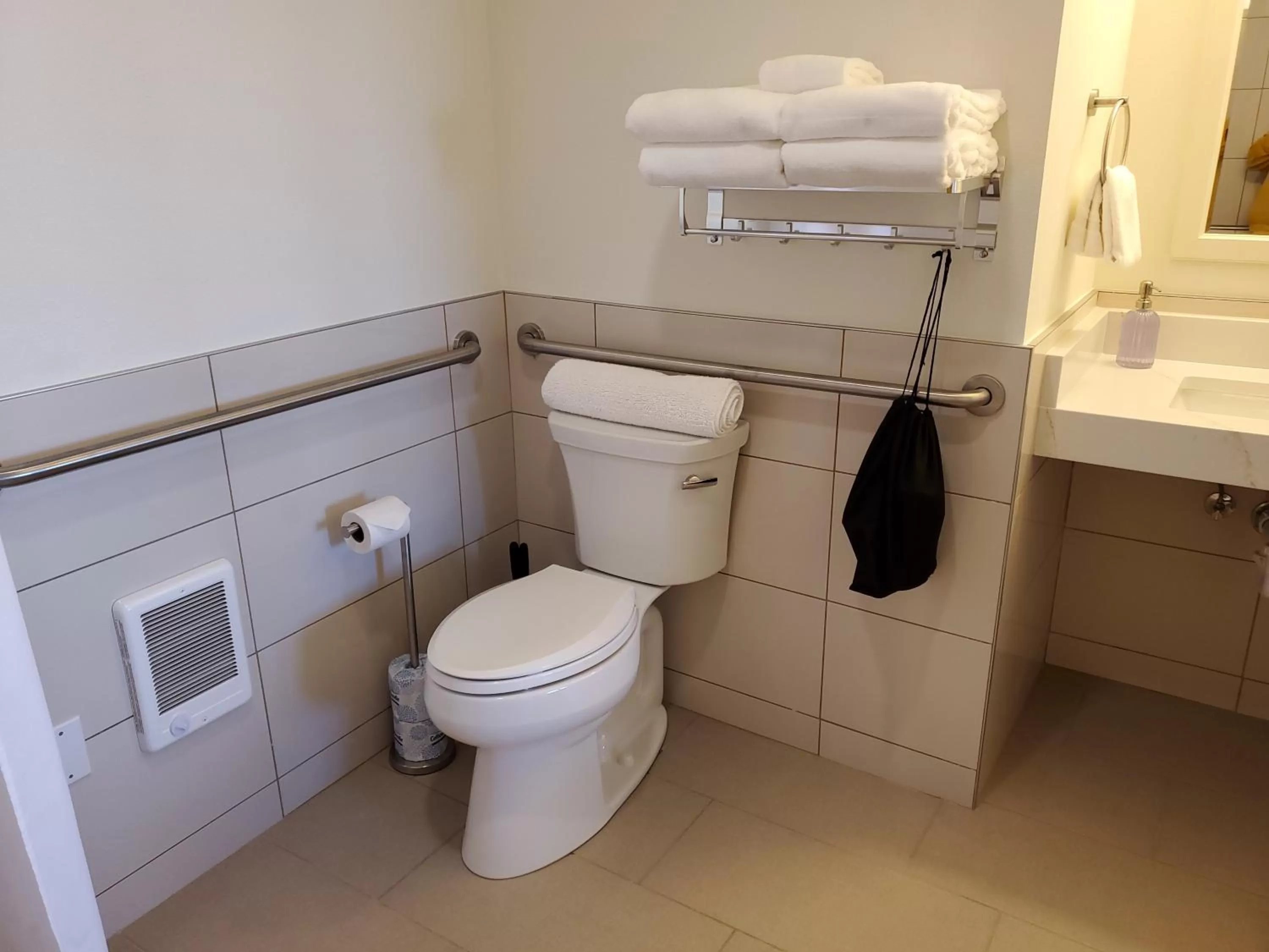 Shower, Bathroom in Moonstone Beach Motel