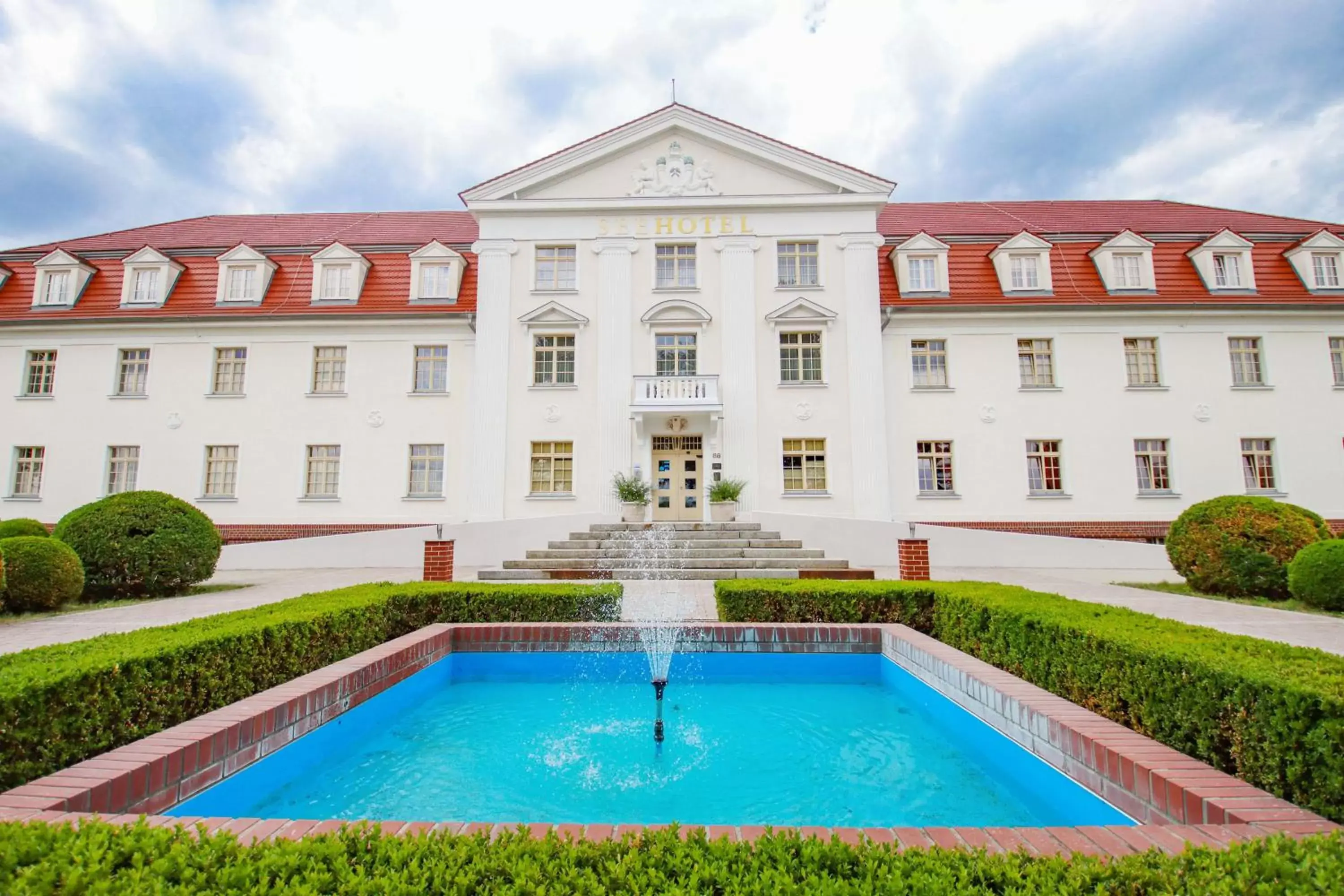 Property building, Swimming Pool in SeeHotel Großräschen