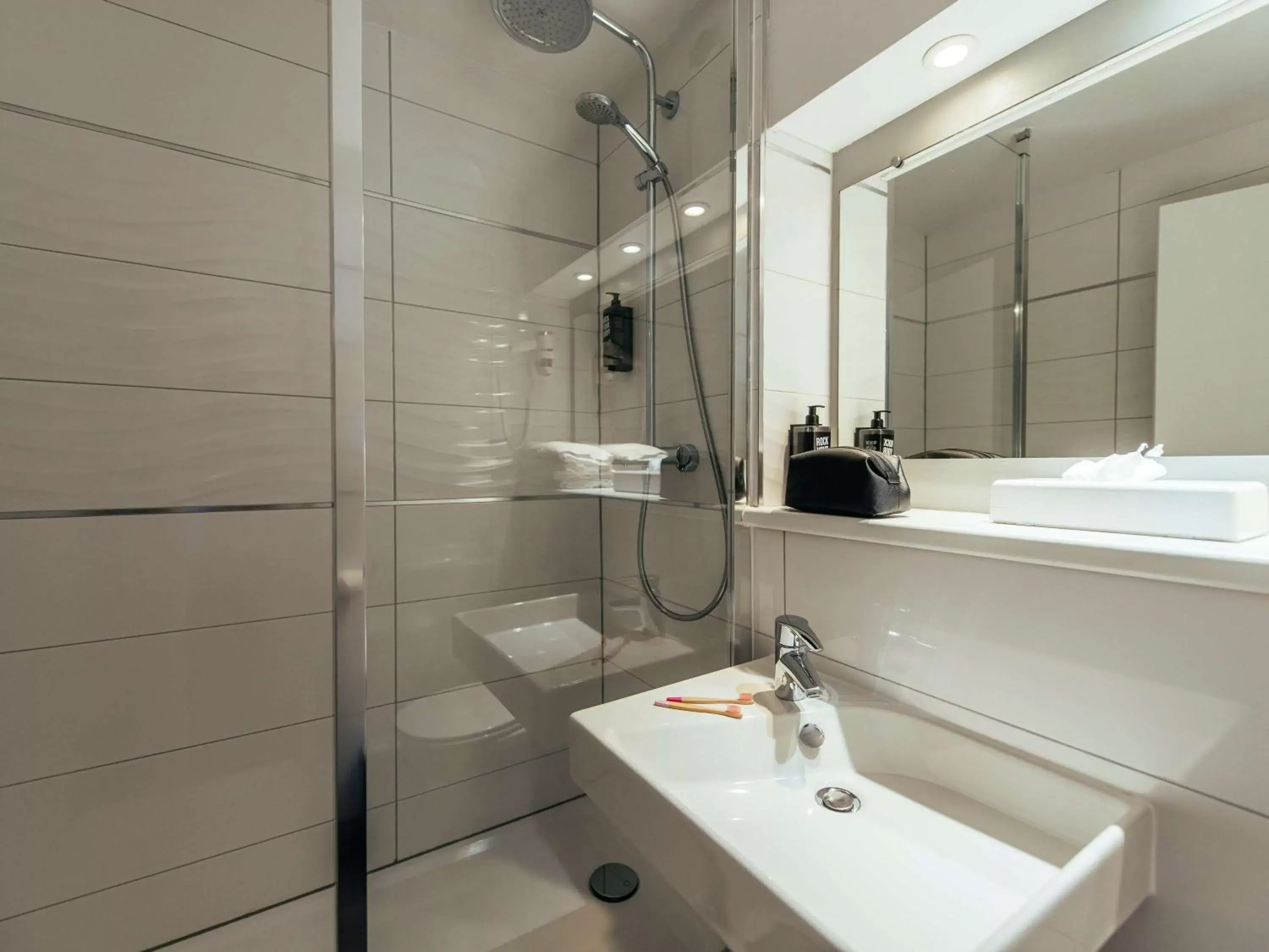 Photo of the whole room, Bathroom in ibis Haguenau Strasbourg Nord