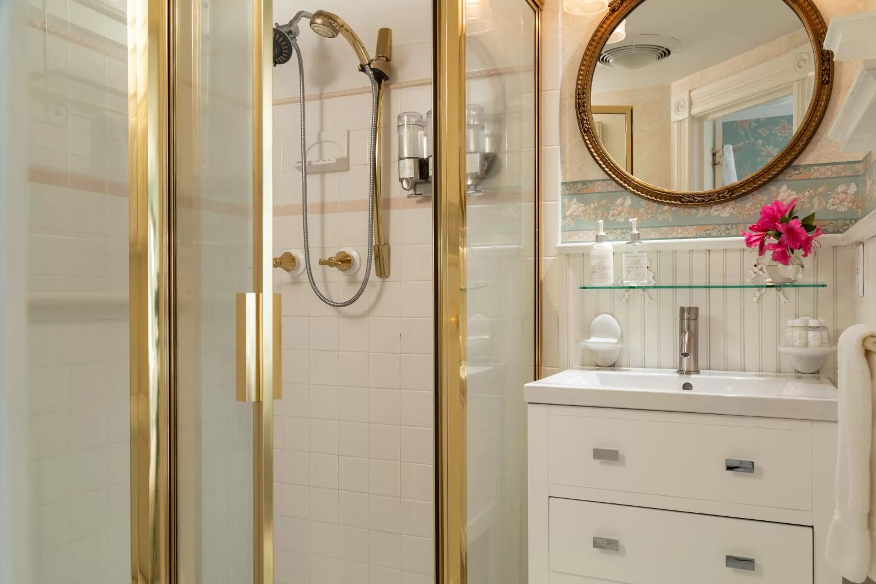 Bathroom in White Doe Inn Bed & Breakfast