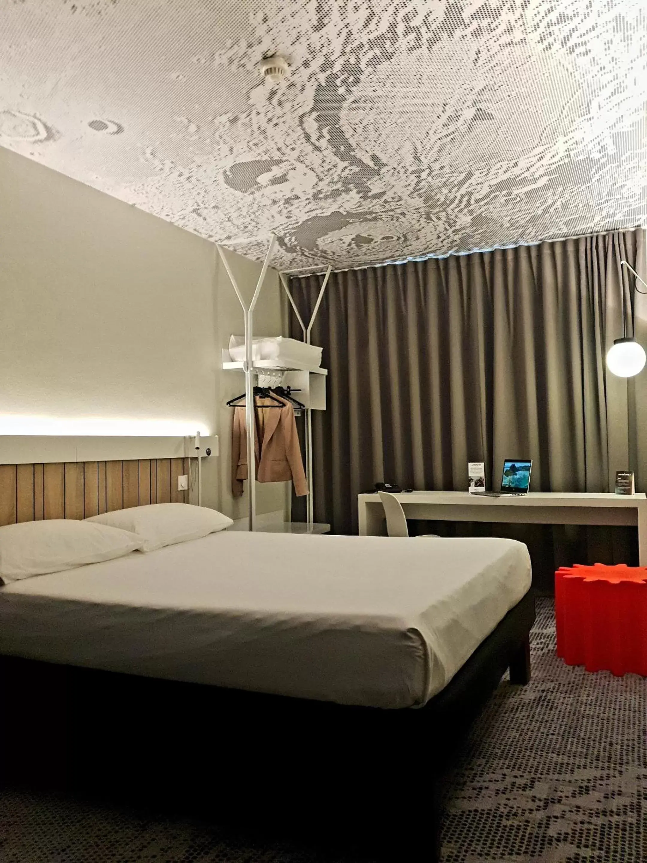 Photo of the whole room, Bed in Ibis Luxembourg Airport