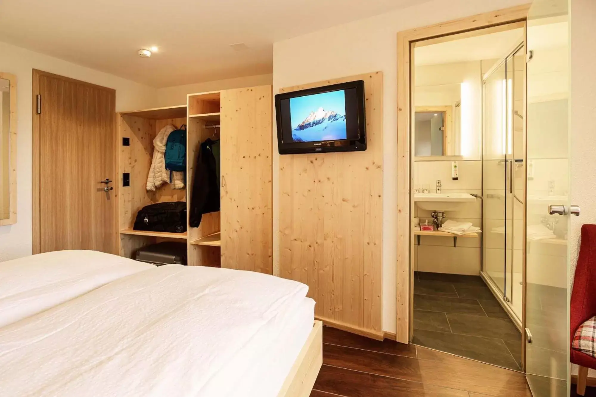 Bedroom, TV/Entertainment Center in Hotel Caprice - Grindelwald