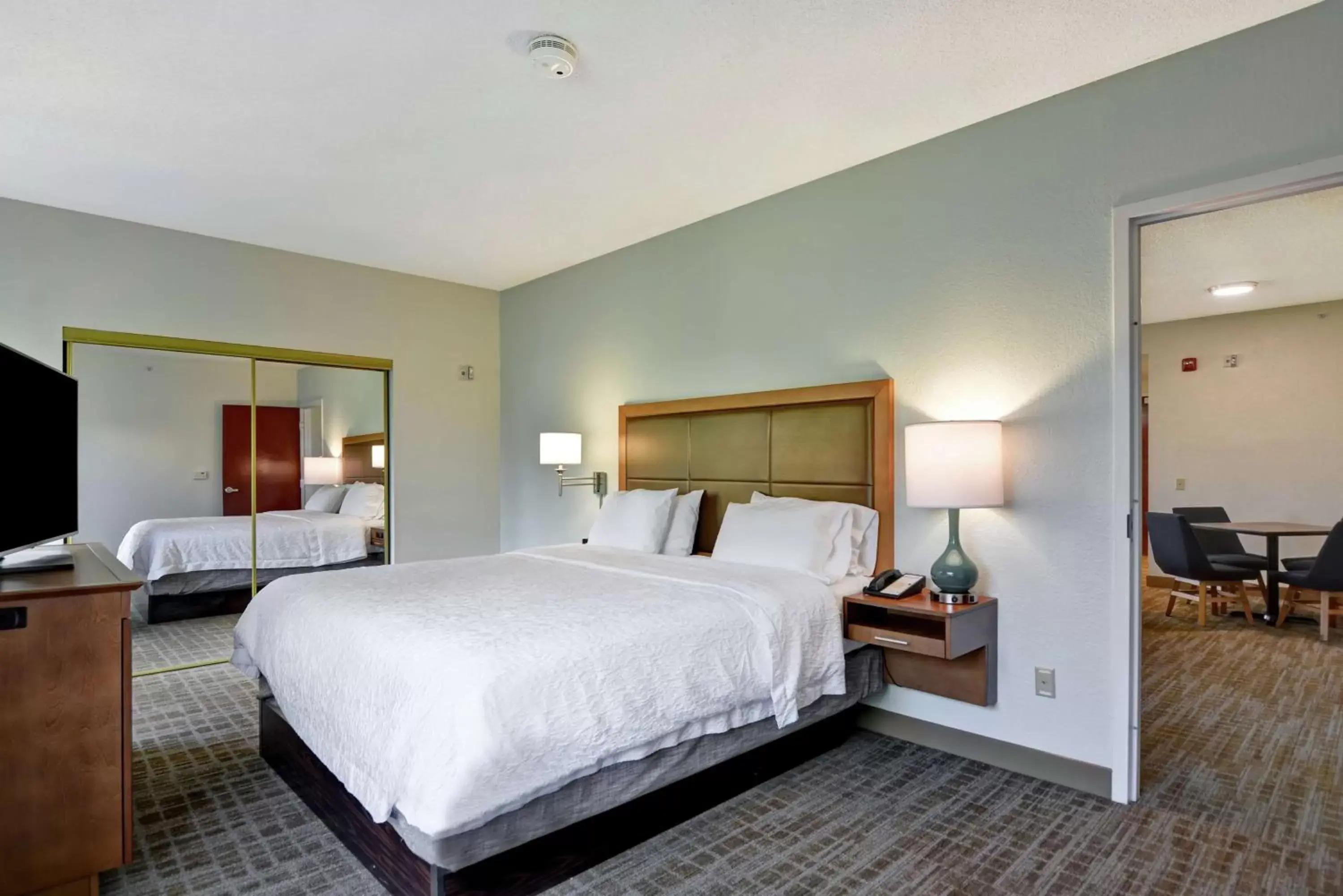 Bedroom, Bed in Hampton Inn Palm Beach Gardens