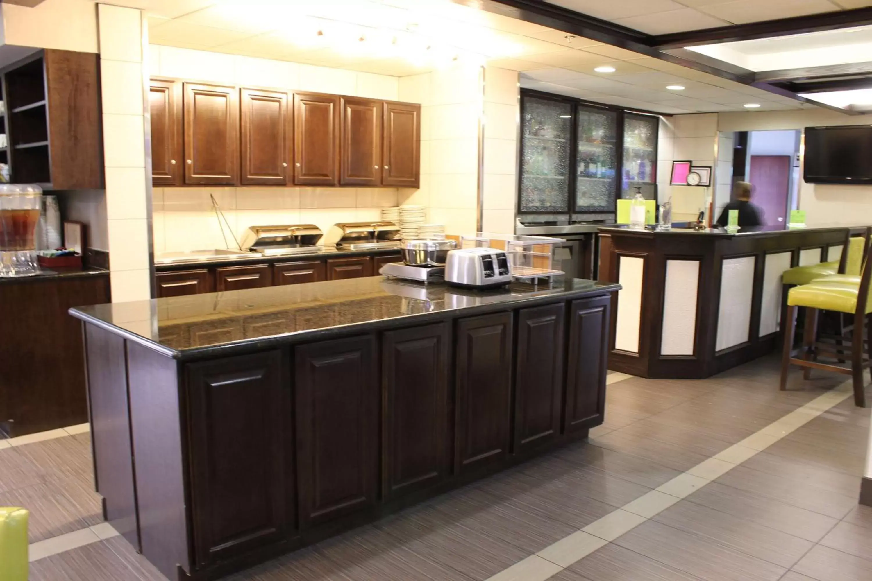 Dining area, Kitchen/Kitchenette in DoubleTree by Hilton Springdale