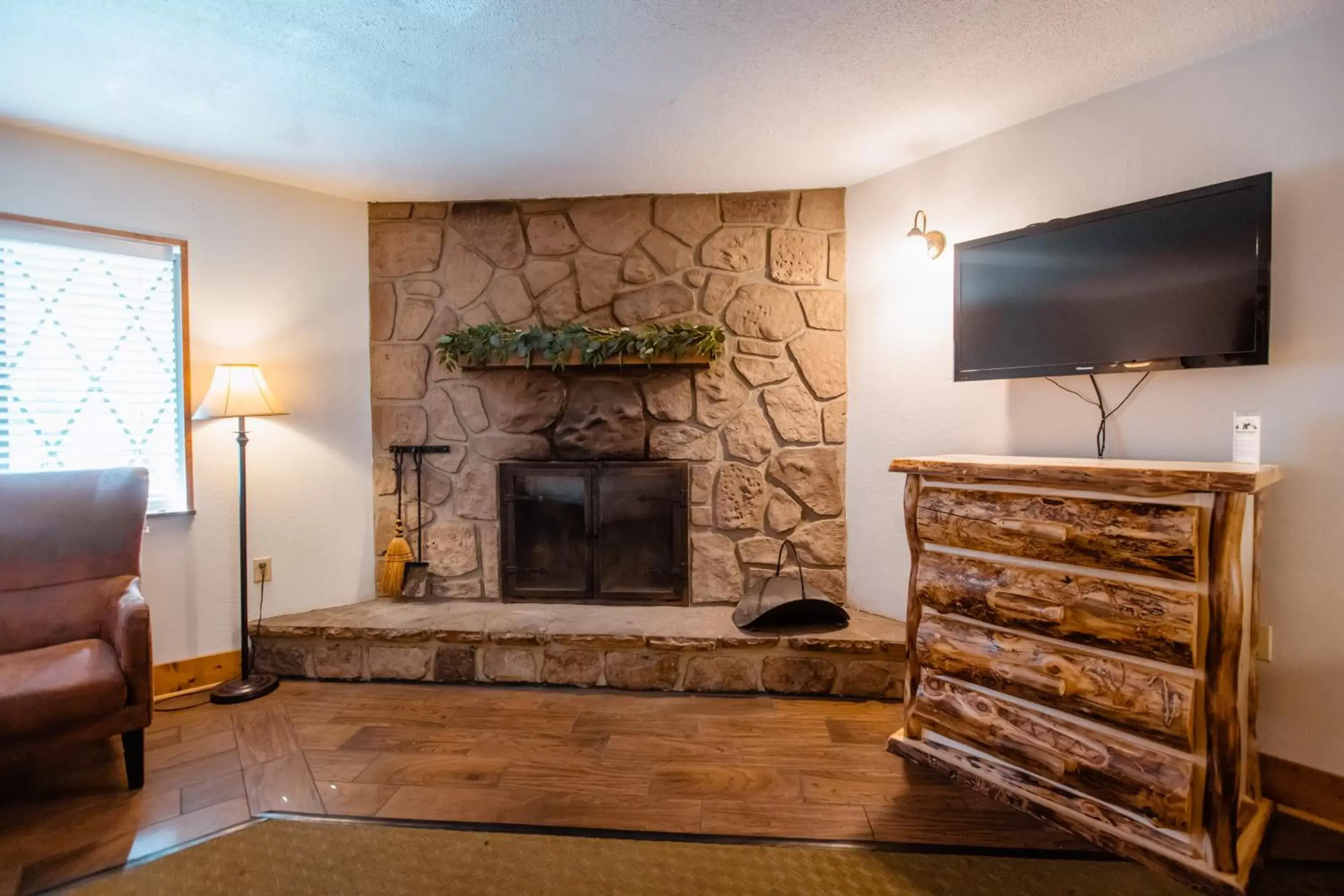 Photo of the whole room, TV/Entertainment Center in Brookside Lodge