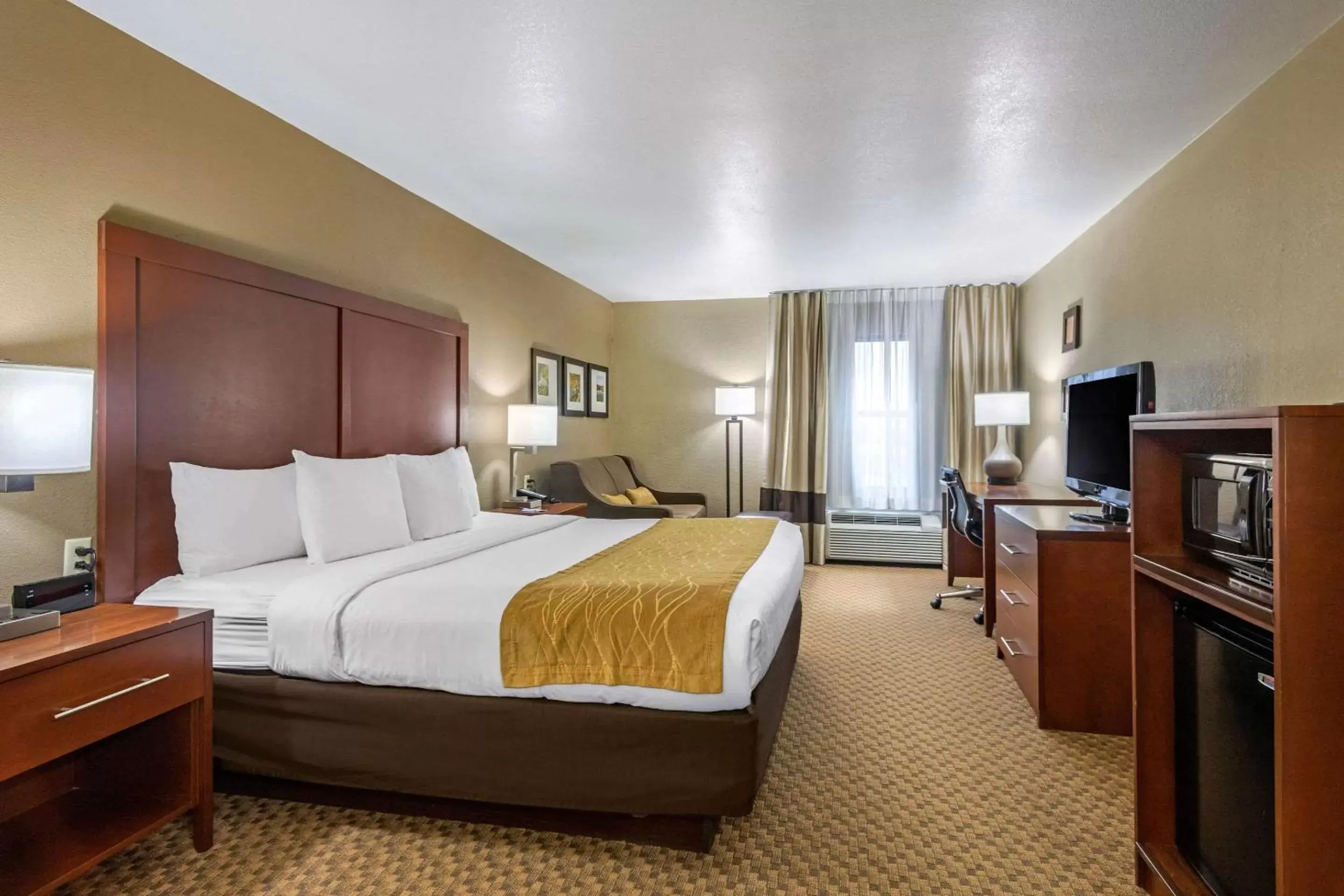 Photo of the whole room, Bed in Comfort Inn & Suites Springfield I-44