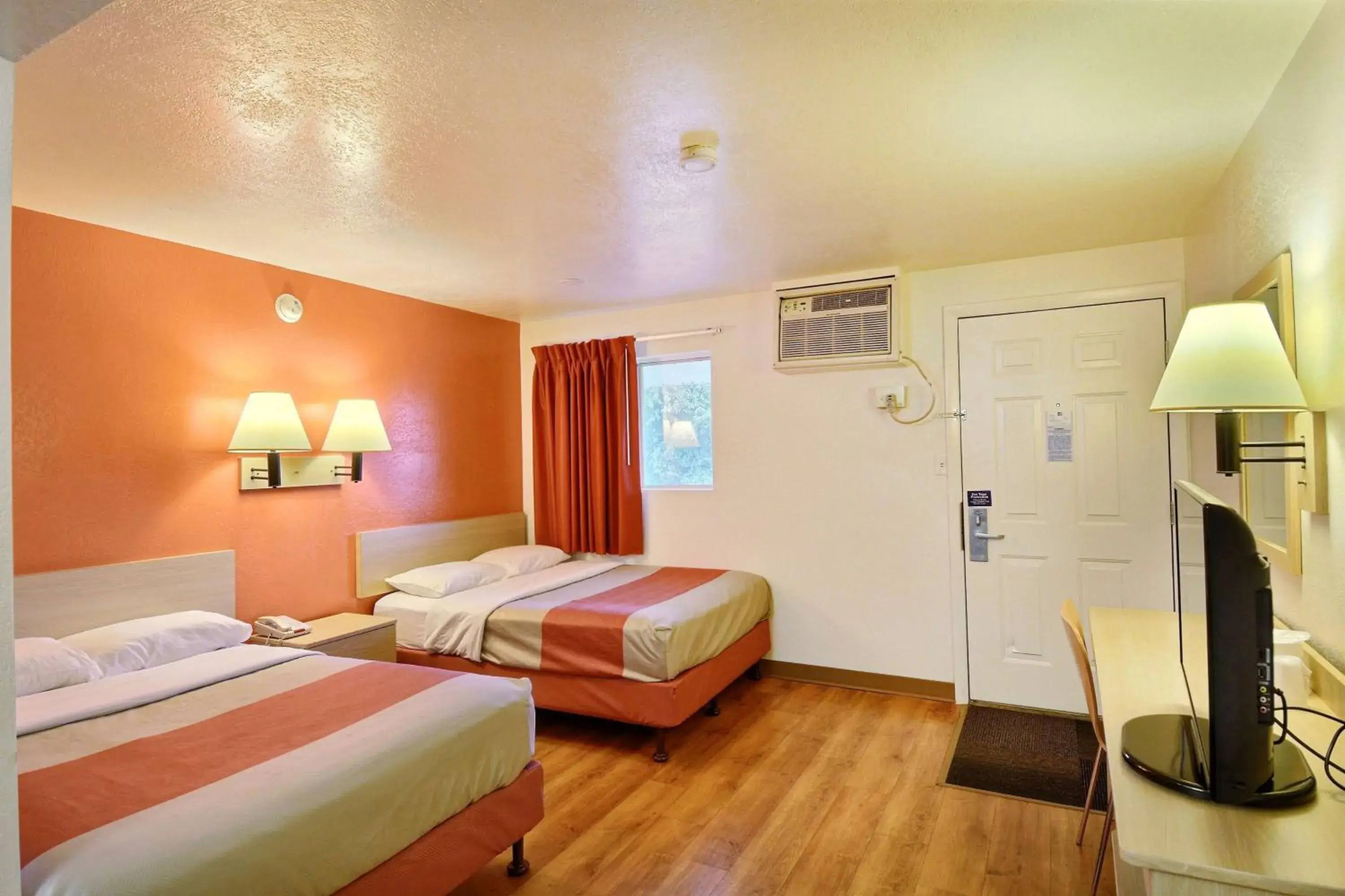 Photo of the whole room, Room Photo in Travelodge by Wyndham Brattleboro VT