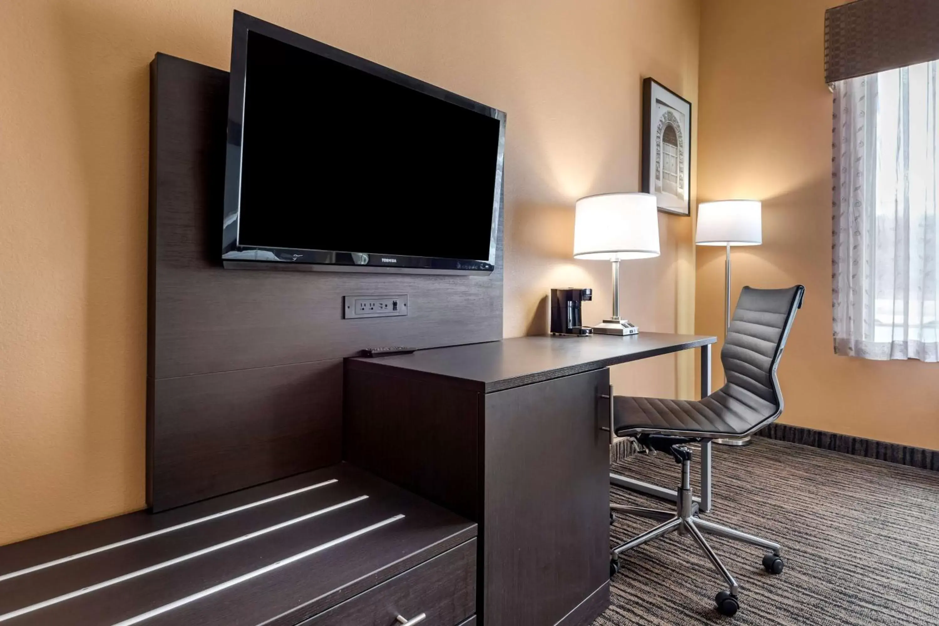 Photo of the whole room, TV/Entertainment Center in Best Western the Inn at the Fairgrounds
