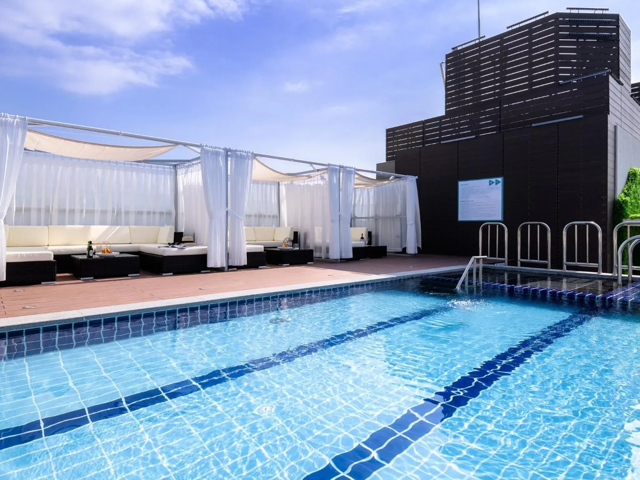 Lounge or bar, Swimming Pool in Grabel Hotel