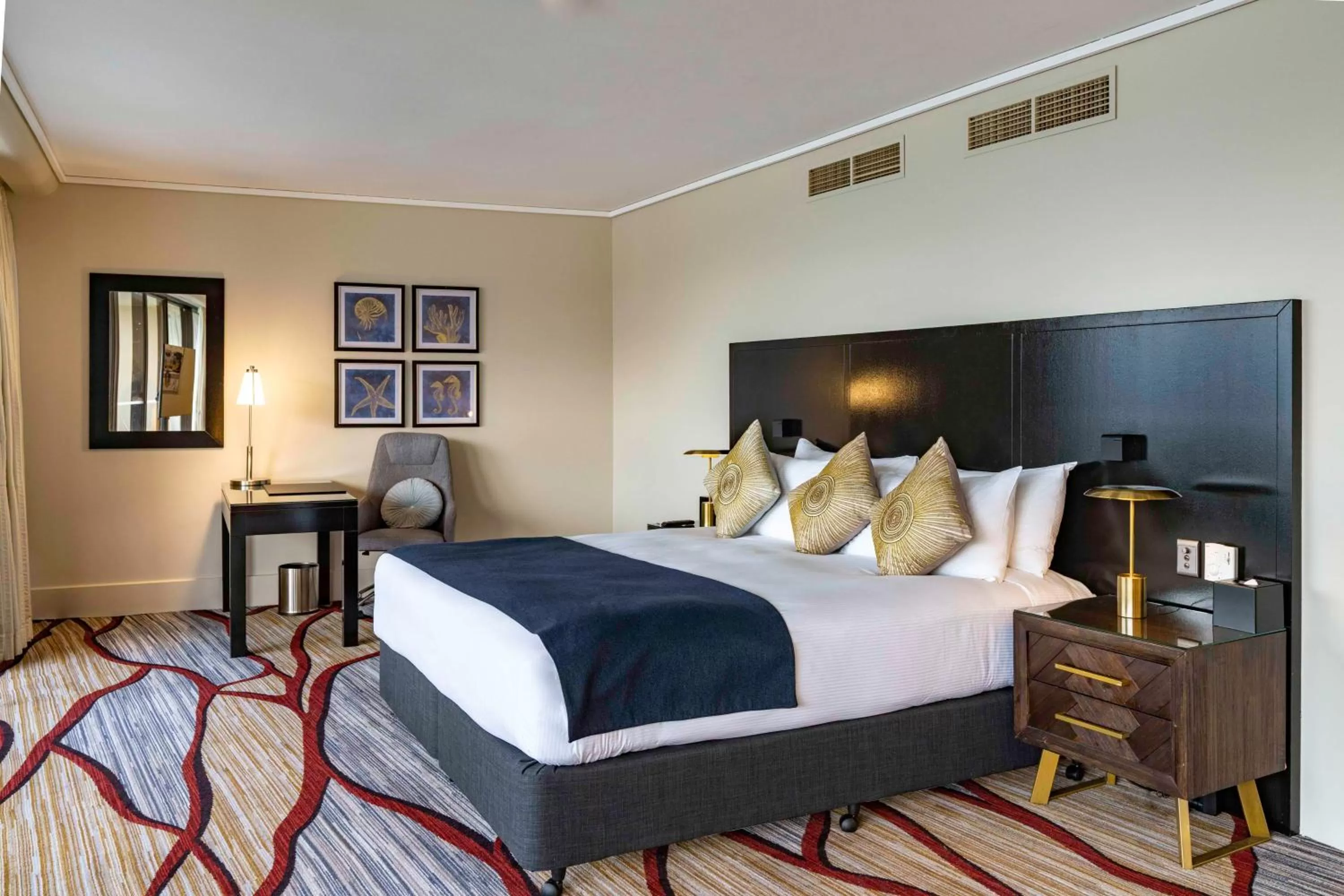 Bed in Hilton Cairns