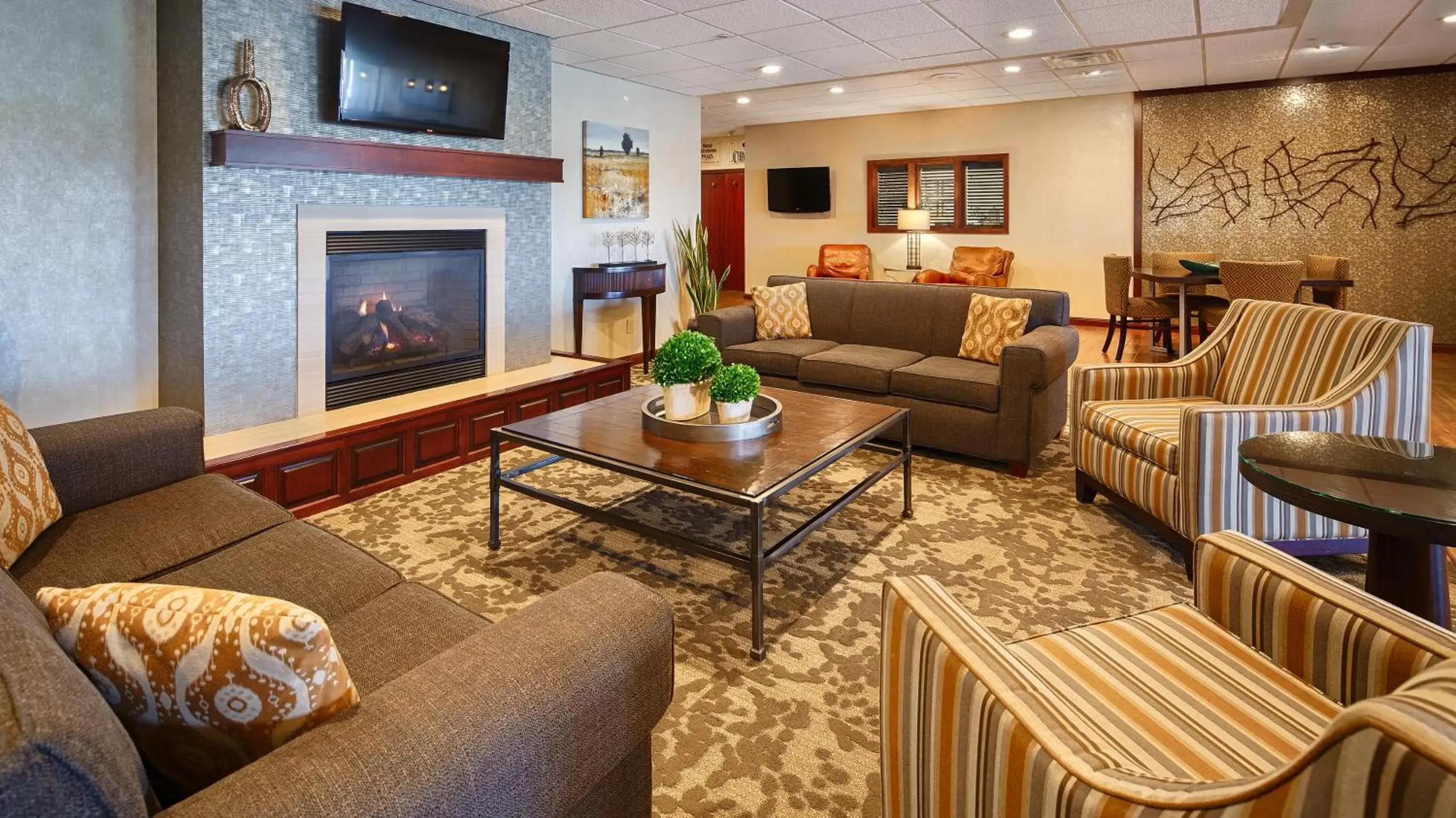 Lobby or reception, Seating Area in Best Western Plus Dubuque Hotel and Conference Center