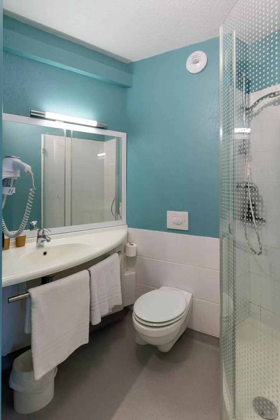 Bathroom in ibis Budget Millau Viaduc
